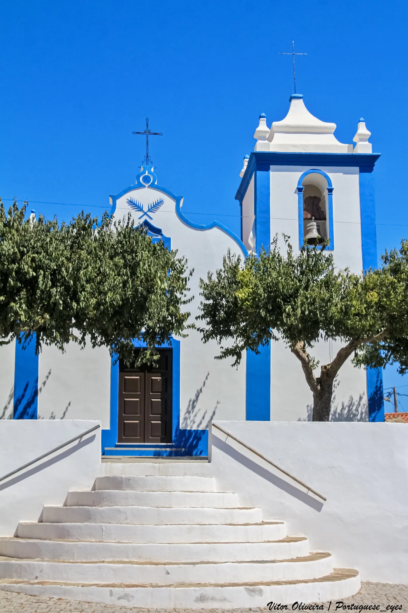 Photo showing: De arquitetura religiosa, popular, vernácula, tardo-barroca, é um monumento originário do séc. XVI, como documenta a fonte batismal e o portal lateral. O edifício foi remodelado no séc. XVII, quando foi construído o retábulo-mor. Depois do terramoto de 1755, os estragos levaram á recuperação da fachada principal e da torre sineira, de tradição tardo-barroca. O retábulo do altar é maneirista, merecendo especial atenção as quatro pinturas a óleo sobre madeira representando à esquerda Santa Catarina encimada por São Paulo e à direita Santa Bárbara encimada por São Pedro, os quatro enquadrados por ricas grinaldas de flores. De destacar o relógio de sol exterior que remonta a 1702. cm-almodovar.pt/locais/igreja-paroquial-sao-sebastiao-gom...