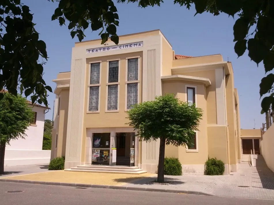 Photo showing: Cine-teatro de Ponte de Sor. Obra arquitetónica em estilo Art Deco, implantada na vila de Ponte de Sor, na Av. Manuel Pires Filipe, junto ao Jardim do Campo da Restauração.