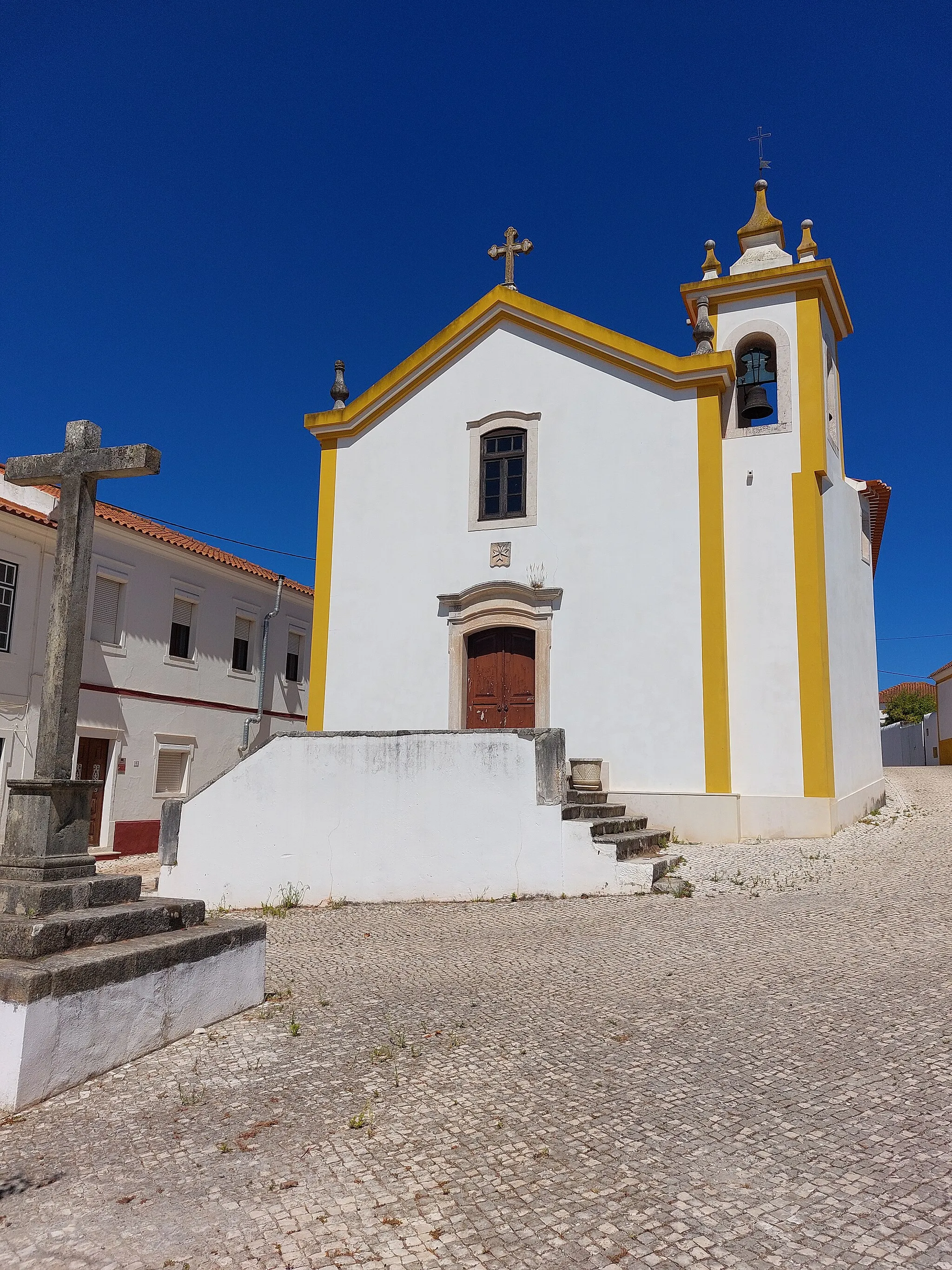 Photo showing: Fachada principal da Igreja Paroquial do Landal, com Cruzeiro em primeiro plano