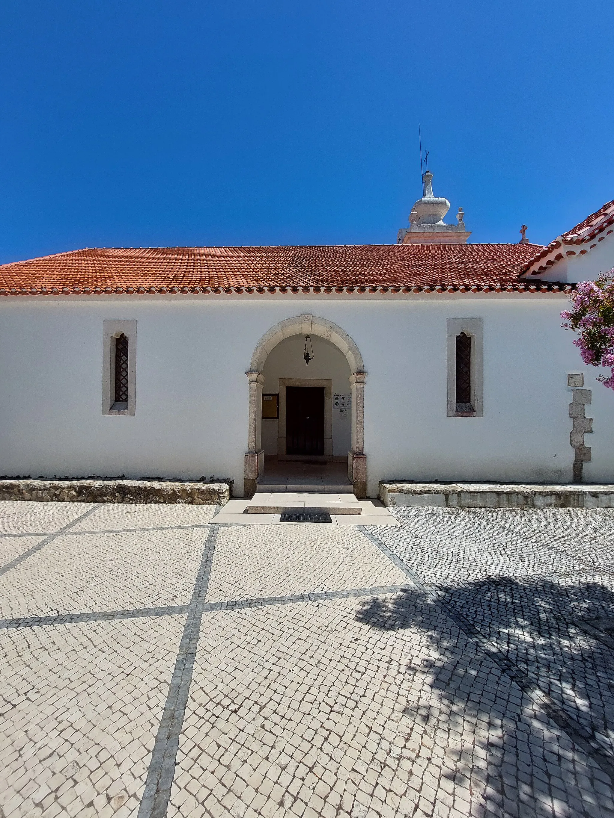Photo showing: Alçado esquerdo e pórtico da Igreja Paroquial de Alvados