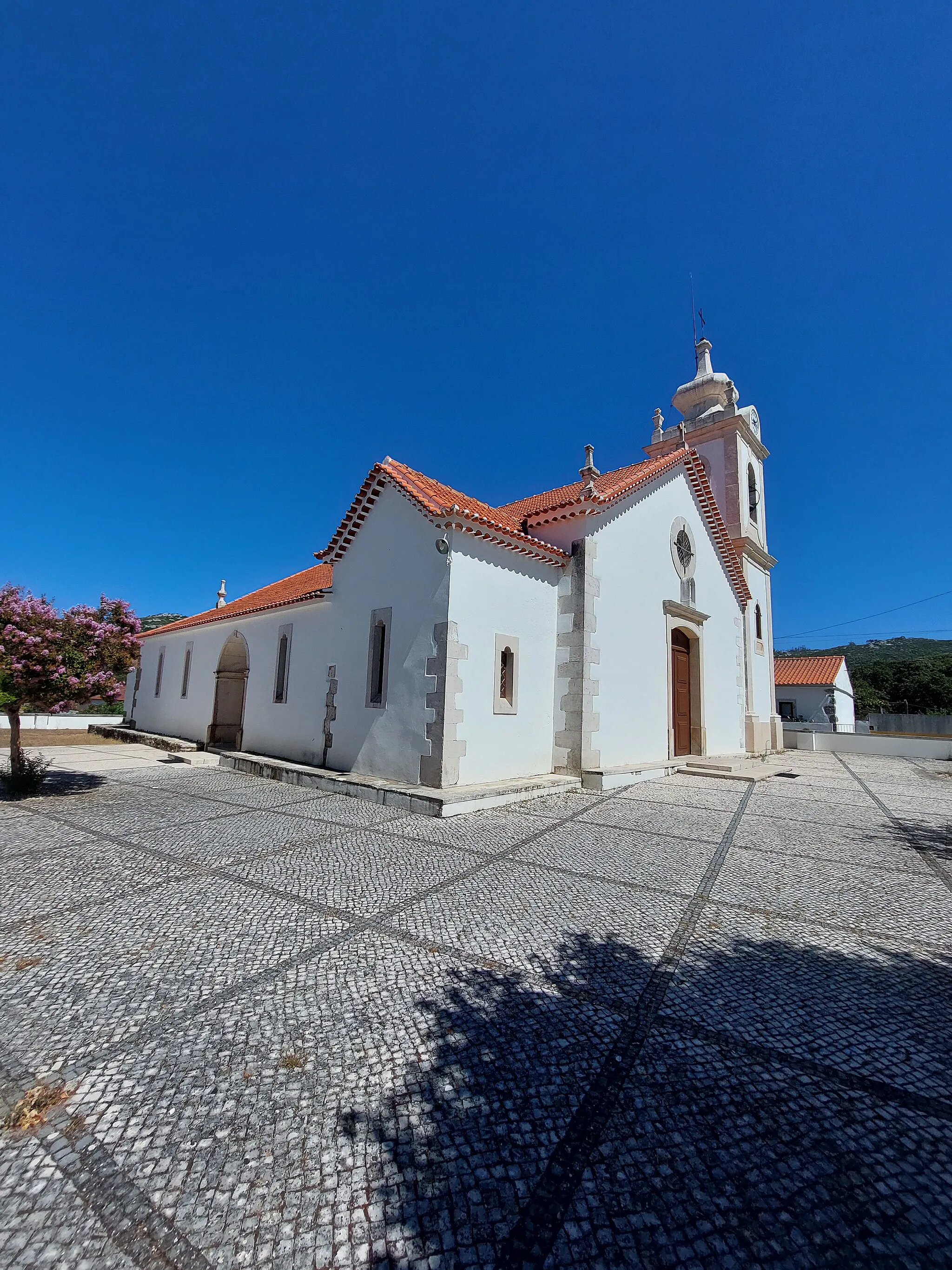 Photo showing: Vista dos alçados esquerdo e frontal da Igreja Paroquial de Alvados