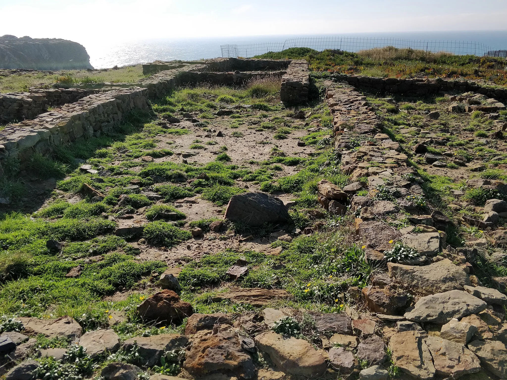 Photo showing: View of the excavated 12th Century Muslim Ribat near Arrifana, in the Algarve region of Portugal