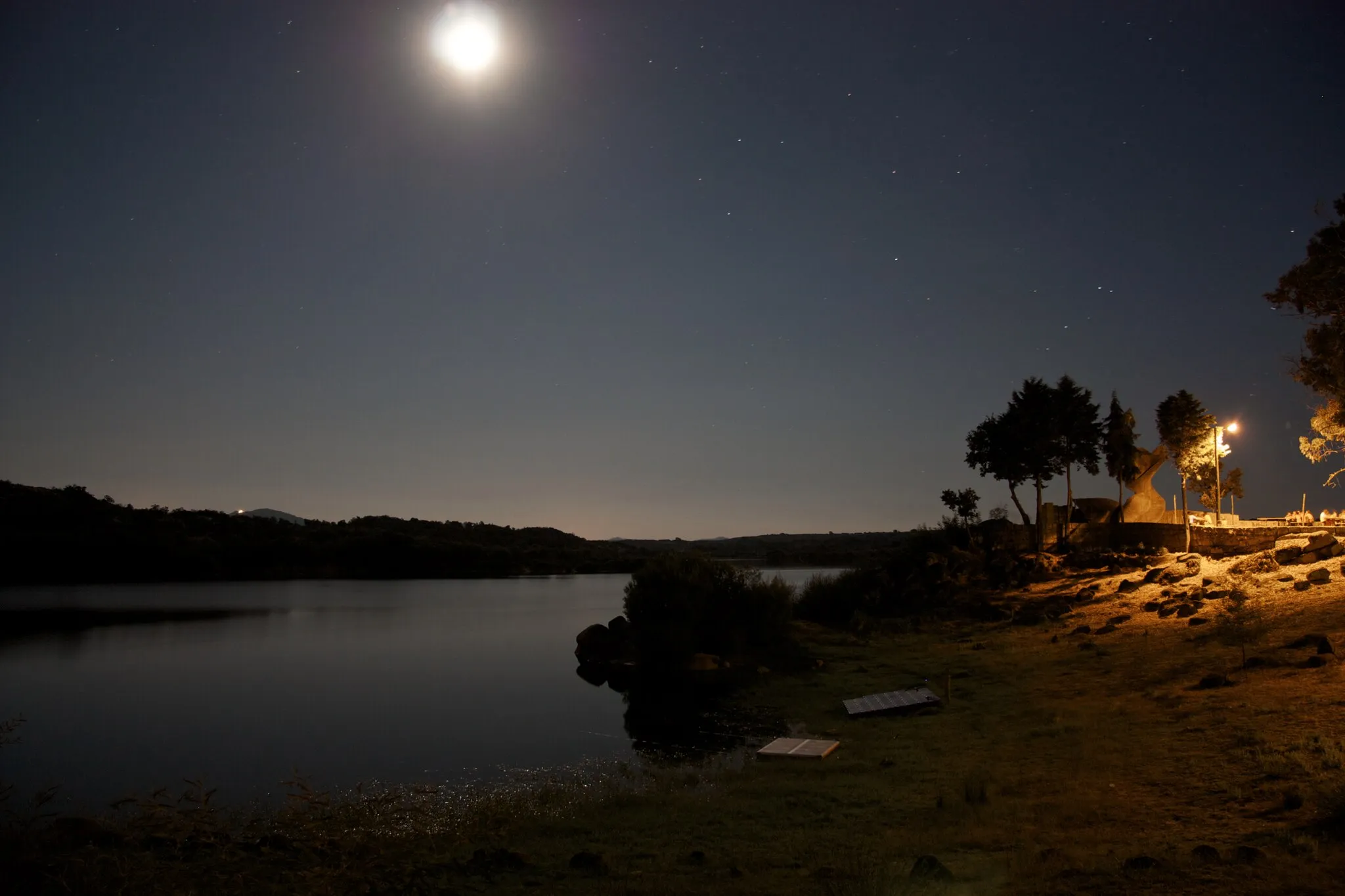 Photo showing: a lua a crescer junto à Barragem de Póvoa e Meadas. em simultâneo, ultimam-se os preparativos para a edição de 2013 do Festival Andanças.