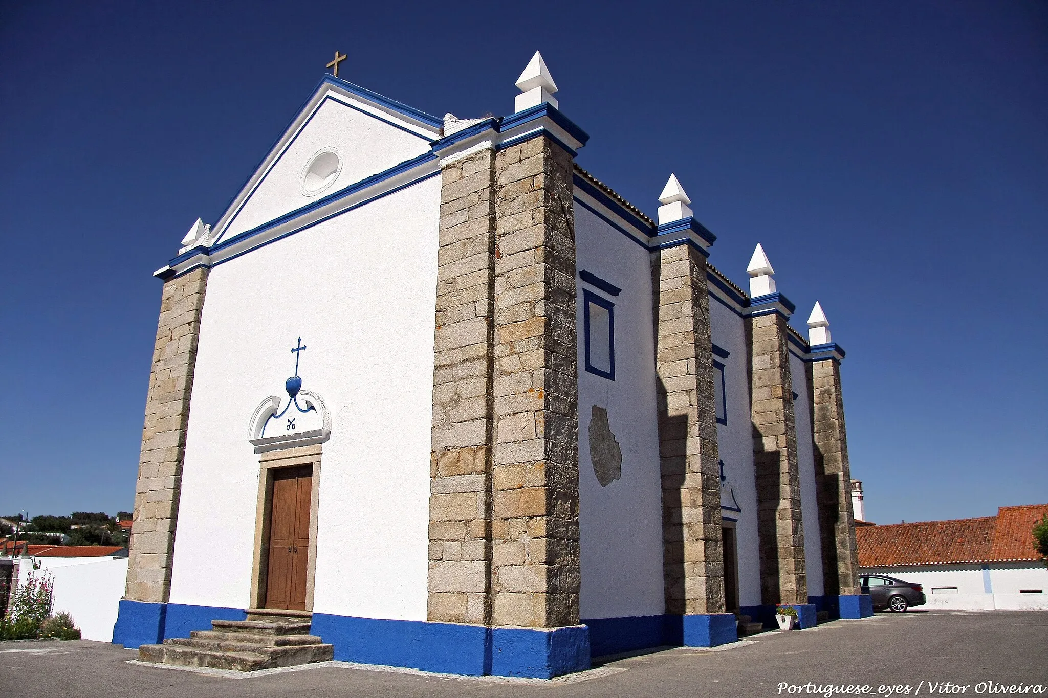 Photo showing: Igreja de São Pedro da Gafanhoeira é um templo de arquitetura religiosa, gótica e maneirista, datado de 1585, situado na freguesia de São Pedro de Gafanhoeira, em Arraiolos. Do templo primitivo gótico-manuelino apenas restam os arcos e as mísulas de descarga por detrás da tribuna do retábulo do altar-mor.1
A igreja paroquial, dedicada a S. Pedro Apóstolo, que substituiu um primitivo edifício gótico, é obra da última vintena do séc. XVI fundada pelo arcebispo de Évora D. Teotónio de Bragança, que absorveu, sem destruição integral a abside manuelina. Já estava em construção no ano de 1586. 1534, data da VISITAÇÃO do bispo-infante D. Afonso, pelo que teve de ser reforçado por dois botaréus, um alpendre na porta principal e, no altar-mor, recebeu um frontal de azulejos do tipo sevilhano, além do retalhamento completo das coberturas.
Cronologia
1534 - visitação do Cardeal Bispo de Évora D. Afonso, referenciando a Igreja de São Pedro da Gafanhoeira;
1585, c. de - provável fundação do templo actual (ESPANCA, 1975).

pt.wikipedia.org/wiki/Igreja_de_São_Pedro_da_Gafanhoeira