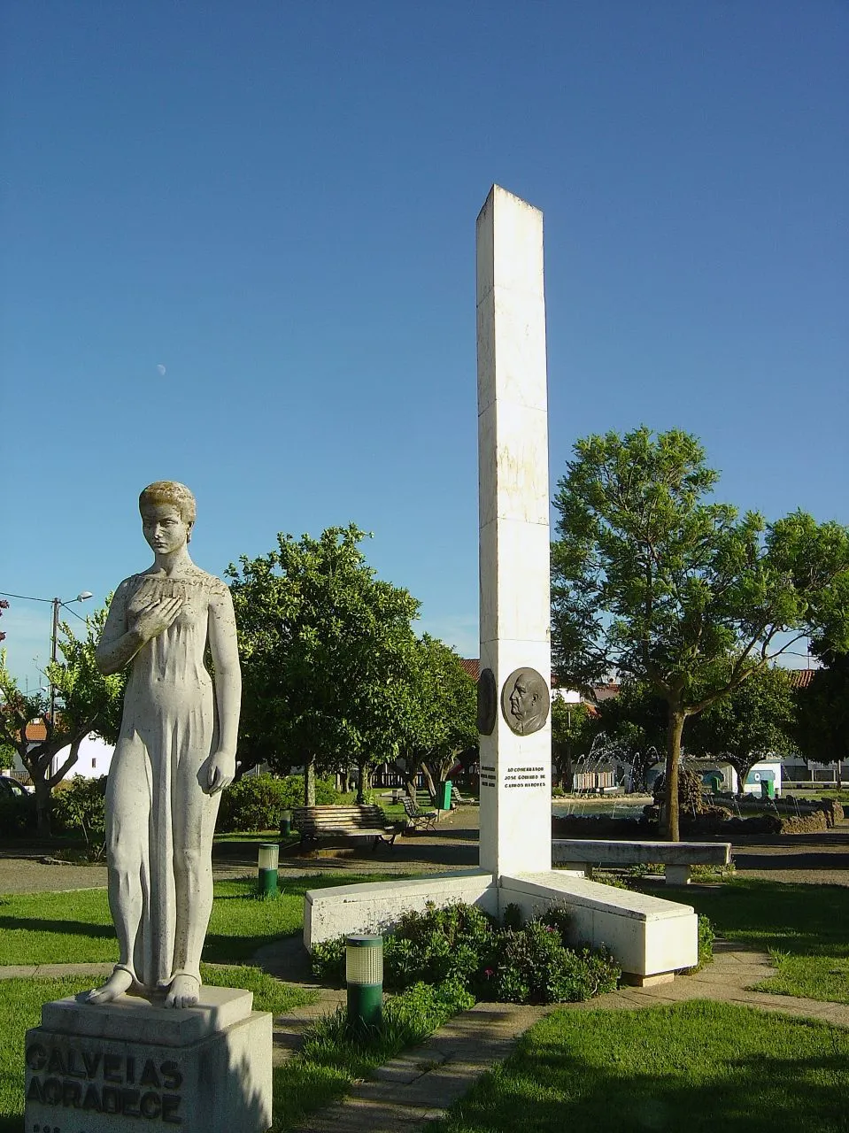 Photo showing: A  21 de Setembro de 1958 procedeu-se à inauguração do Monumento em homenagem aos irmãos Marque Ratão. Monumento  erguido por subscrição pública  e  para  o qual contribuíram mais  de setecentas  famílias  de  Galveias.

Este  monumento  tem a finalidade de perpetuar a  memória da  Família Marques Ratão, em  agradecimento por tudo aquilo que fez em  beneficio  da comunidade Galveense e simbolizando a  Caridade - acto  de  amar o  próximo.

Não é uma obra majestosa , mas tem um significado extraordinário para os galveenses . Pelo local privilegiado onde está  erguida - Jardim de S. Pedro, pode ser vista por todos os que ali passam ocasionalmente e por admiradores. www.eb1-galveias.rcts.pt/galveias.htm

See where this picture was taken. [?]