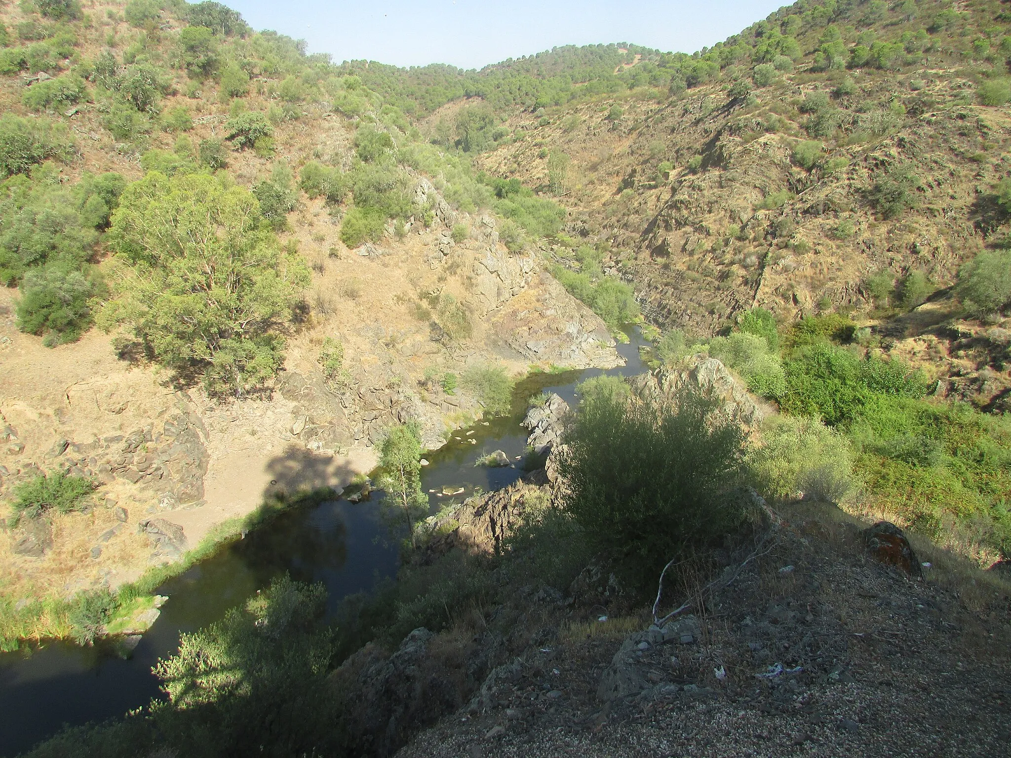 Photo showing: A view of the Oeiras river west of the town of Mértola, Alentejo, Portugal. The river is a tributary of the Guadiana river.