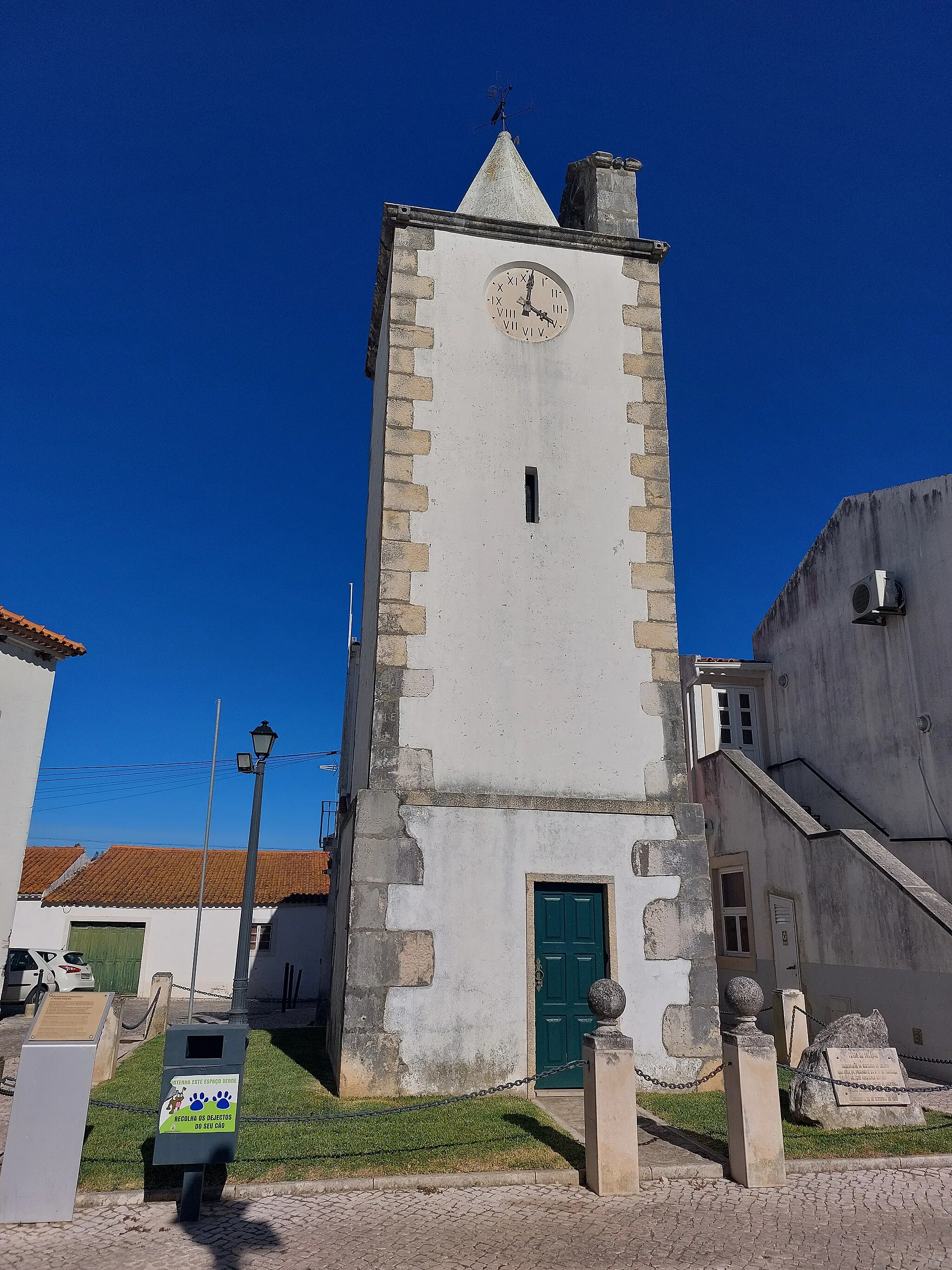 Photo showing: Frente da Torre do Relógio da Câmara de Aljubarrota