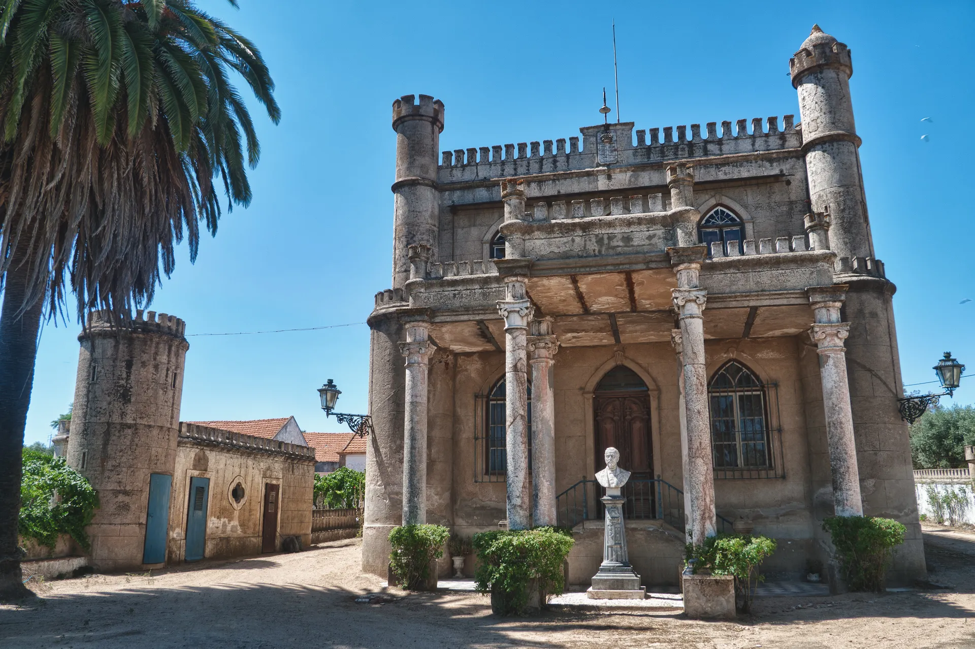 Photo showing: Façade of the Palace of the Count of Azarujinha