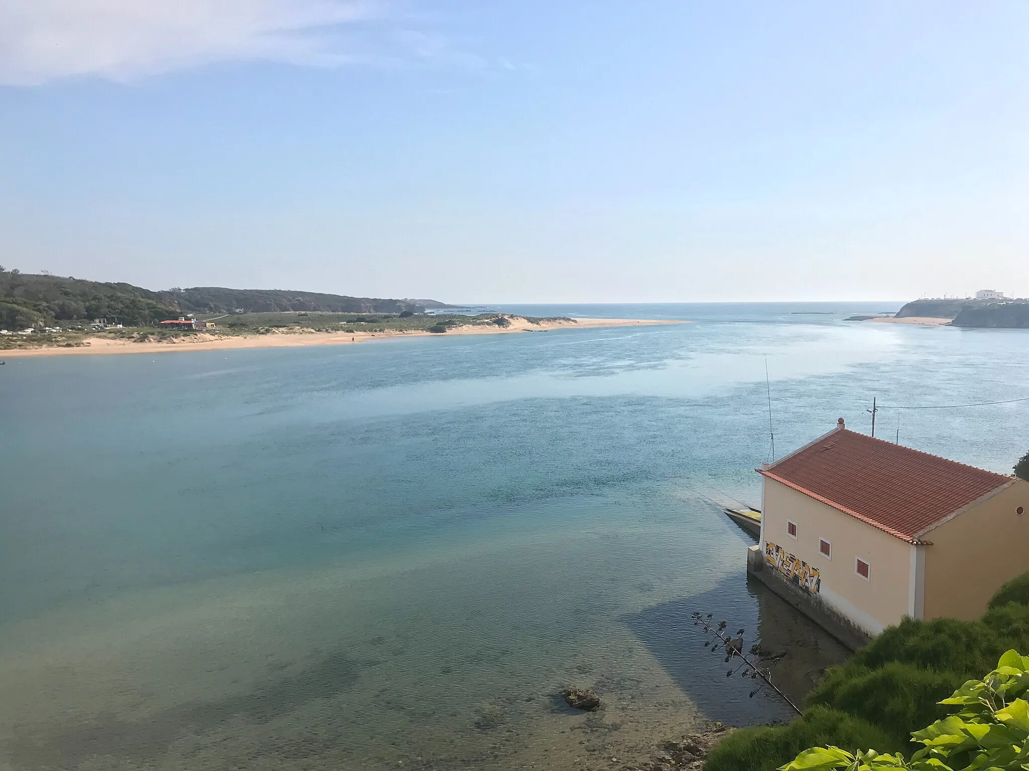 Photo showing: View southwest Alentejo and Vicentine Coast Natural Park from Vila Nova de Milfontes, Portugal. Below the viewpoint is the Vila Nova de Milfontes Lifeboat station.