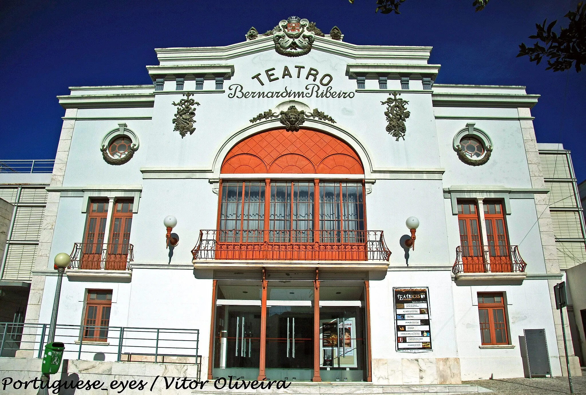 Photo showing: Classificado como Imóvel de Interesse Municipal desde 1997, o Teatro Bernardim Ribeiro é um dos ex-libris da cidade de Estremoz e a principal sala de espectáculos do concelho. A sua construção teve início a 1 de Maio de 1916, depois de uma tomada de consciência por parte de um grupo de notáveis estremocenses da necessidade de construir uma sala de espectáculos com as devidas condições.
Foi inaugurado em 22 de Julho de 1922, com a presença da Companhia Amélia Rey Colaço – Robles Monteiro. O programa constou da leitura de poesia de Bernardim Ribeiro por Amélia Rey Colaço seguido da apresentação do drama rural, “Entre Giestas”, de Carlos Selvagem.
O projecto de arquitectura é de Ernesto da Maia e as pinturas decorativas são do pintor portalegrense Benvindo Ceia. Em frente aos camarotes, alternam pinturas a óleo, grandes nomes da dramaturgia nacional, autores e actores: Marcelino Mesquita, Rosa Damasceno, João da Câmara, entre outros.
Em 1991 sofreu obras profundas de remodelação e em 2003, após um incêndio situado na área do palco, teve a recuperação integral daquela zona. estremozmarca.com/index.php?it=2&lang=1

See where this picture was taken. [?]