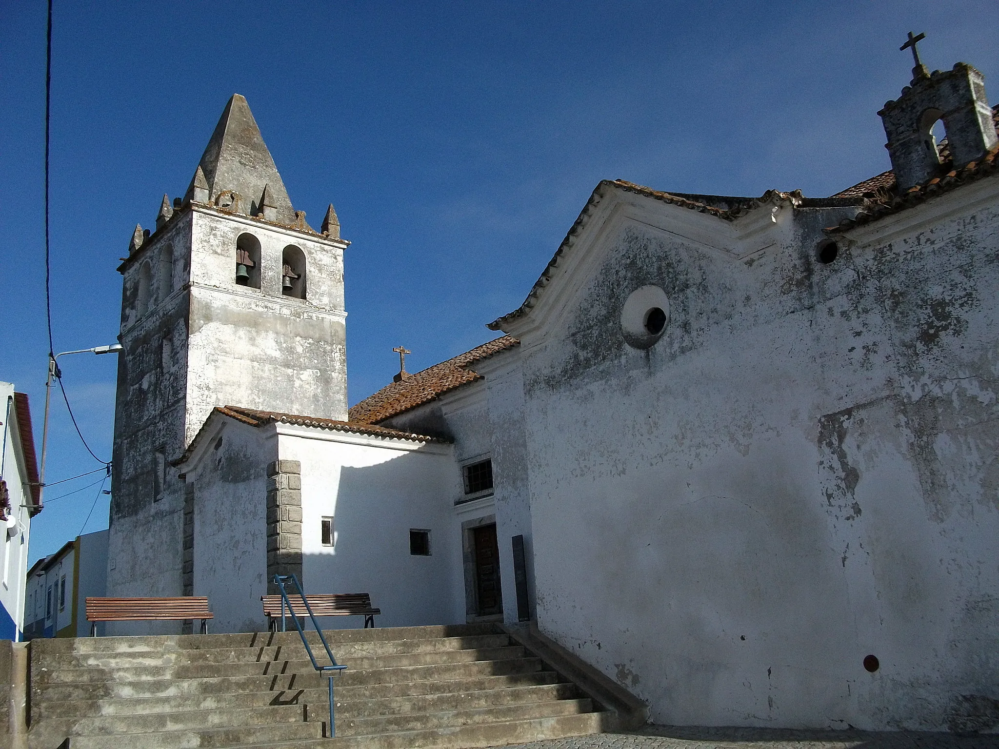 Photo showing: Igreja de Nossa Senhora da Assunção (Torrão) ou Igreja Matriz do Torrão: Parte da fachada Sul e torre sineira