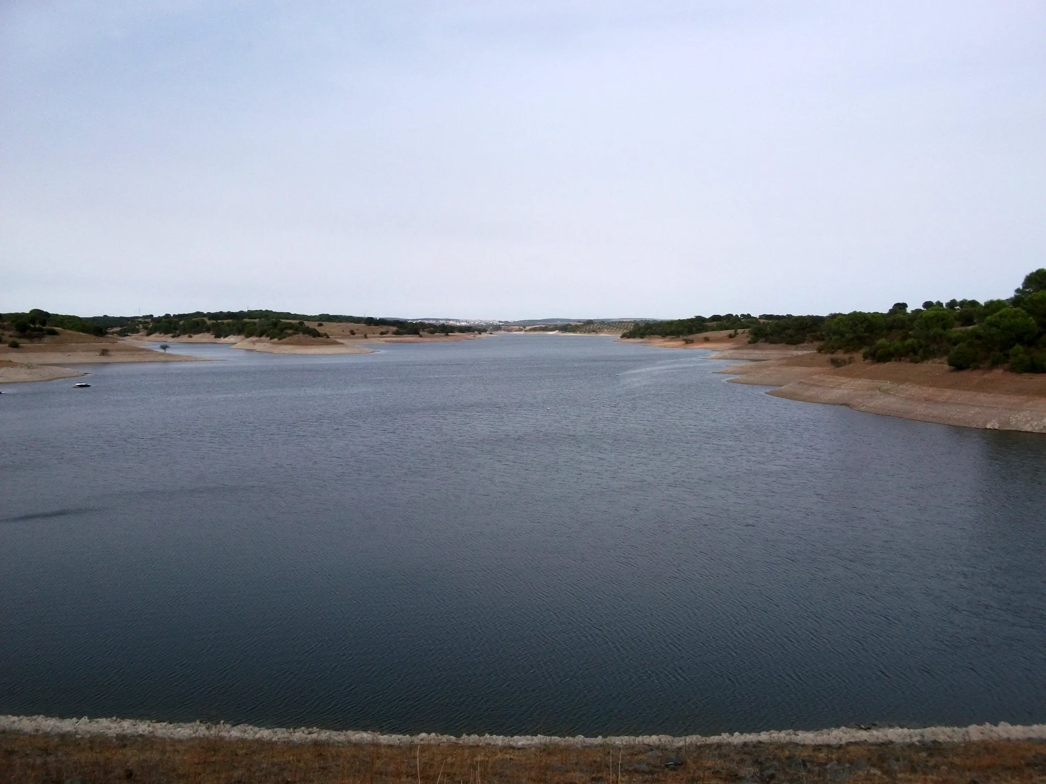 Photo showing: Vale do Gaio Reservoir from the Trigo de Morais Dam, in Torrão, Alcácer do Sal, Portugal. Parcial view.