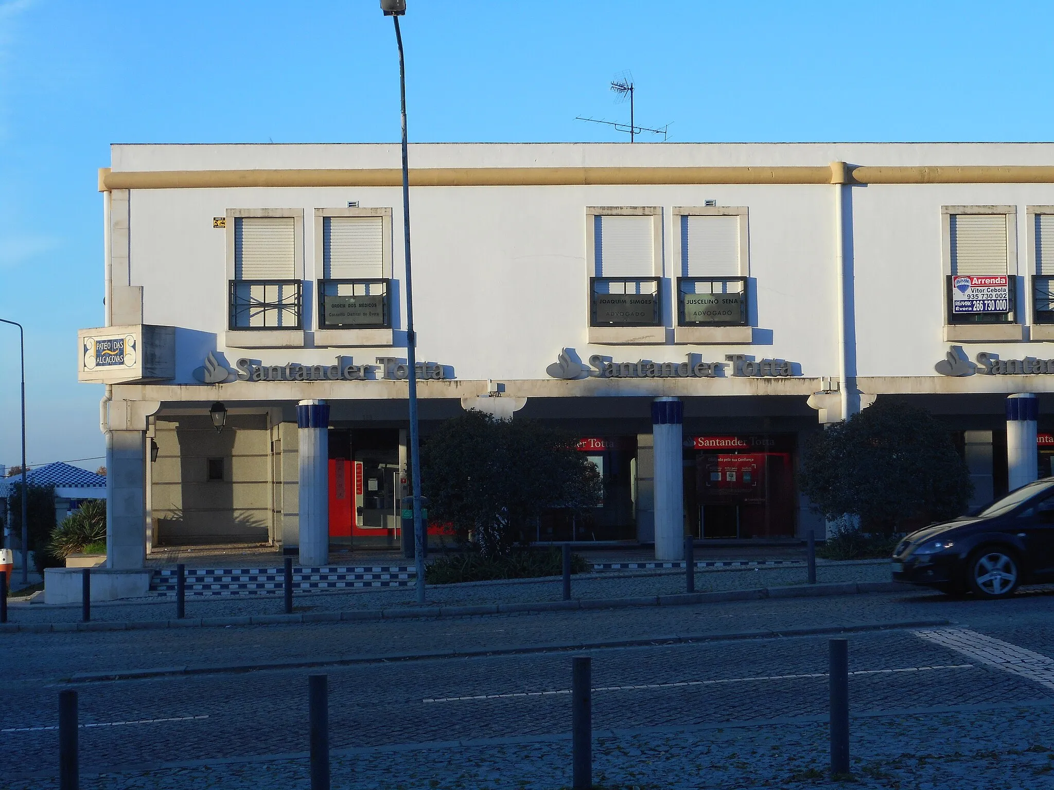 Photo showing: A branch of Santander Totta bank located on the Avenida Dinis Miranda  in the city of Évora, Alentejo, Portugal.