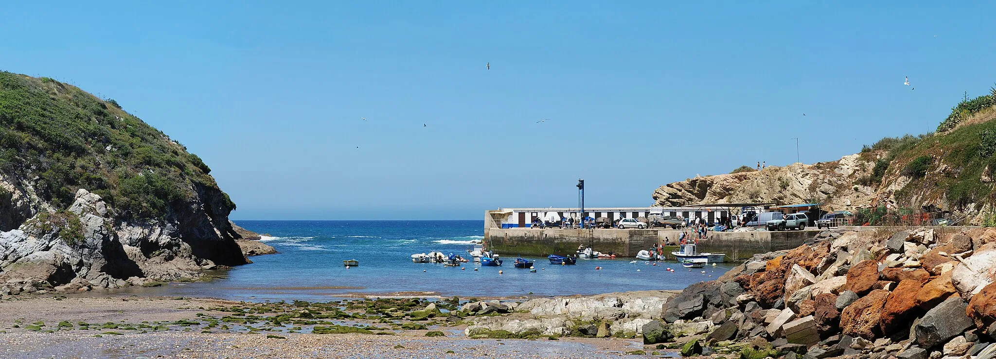 Photo showing: The port of Porto Covo, west coast of Portugal, view from East.