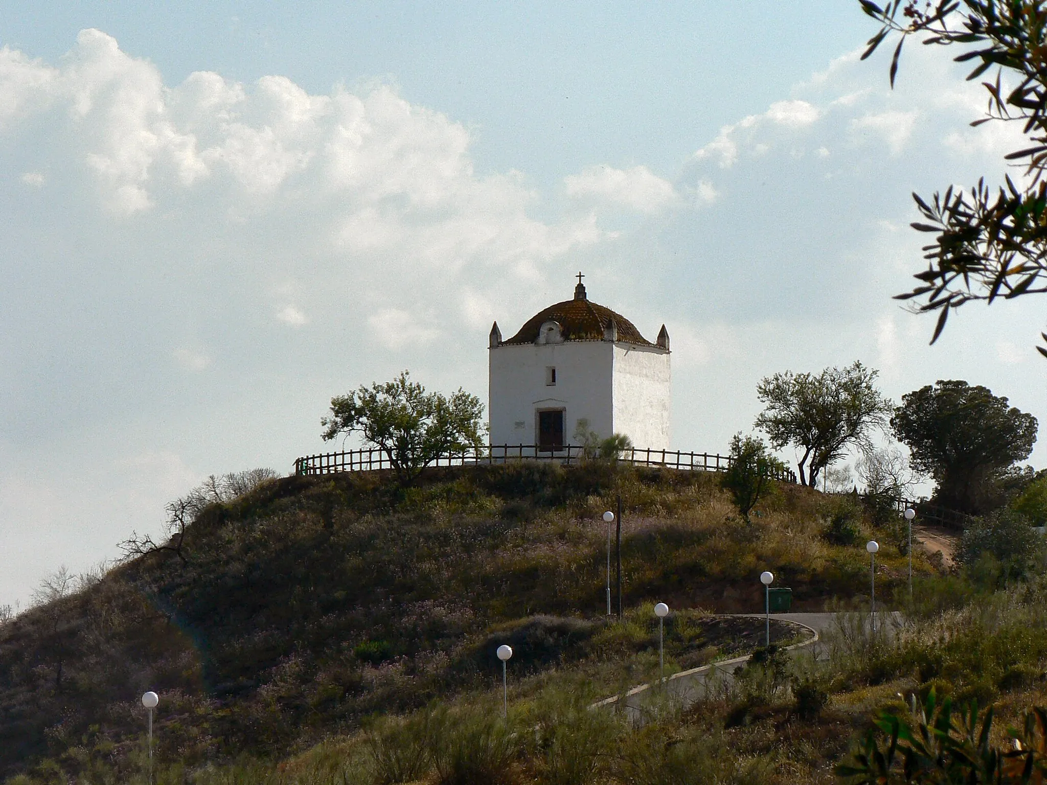 Photo showing: The Chapel of Our Lady of the Snows (Ermida de Nossa Senhora das Neves) is situated on a small hill overlooking the village Mértola