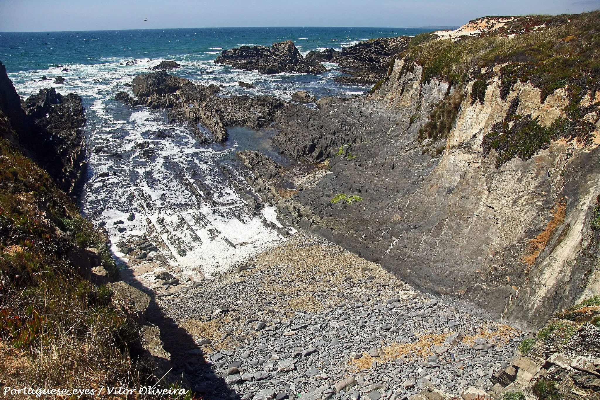 Photo showing: Litoral entre a Praia do Almograve e o Porto de Pesca da Lapa das Pombas - Portugal