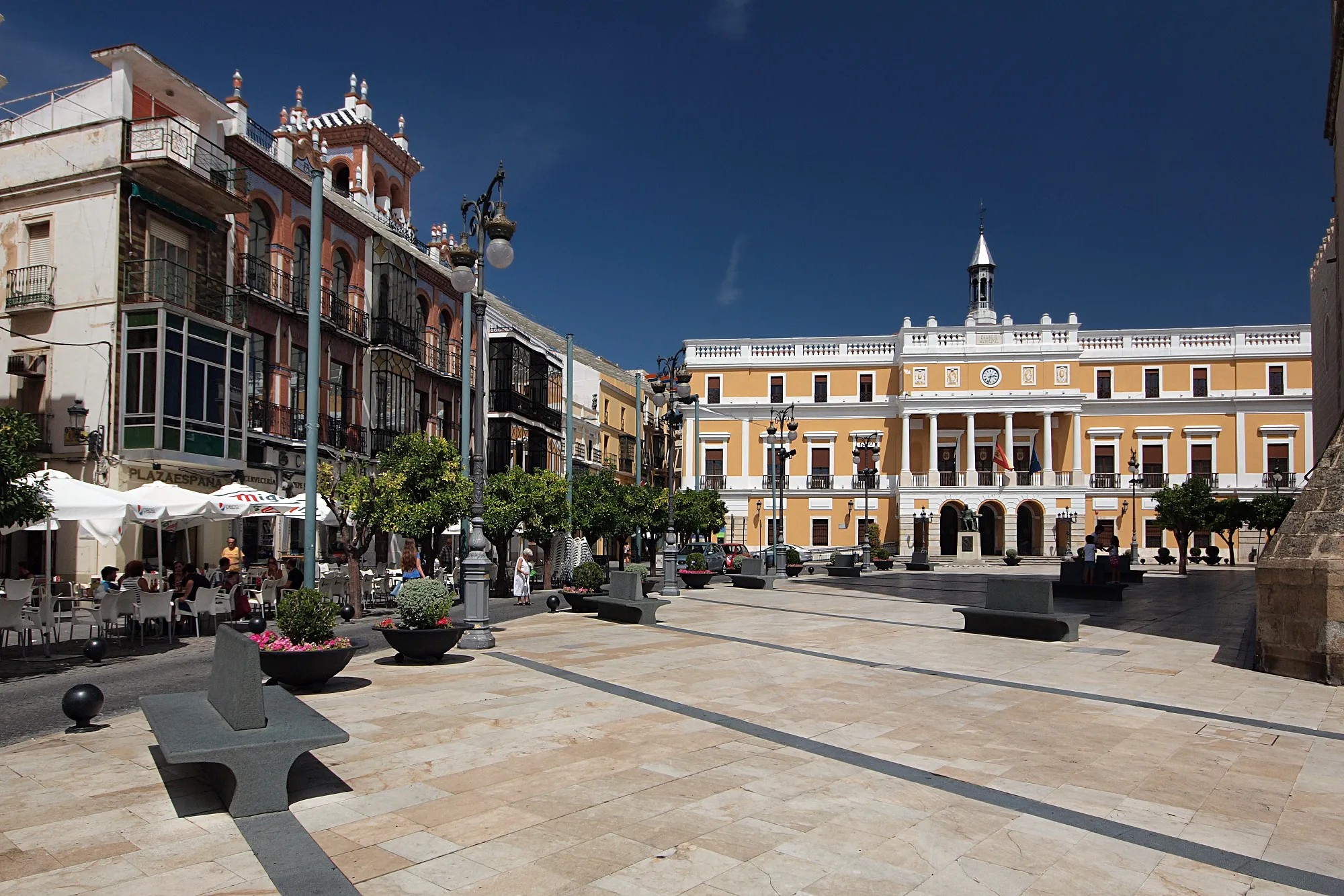 Photo showing: Badajoz, Plaza de España; Alvarez Buiza building and Palacio Municipal