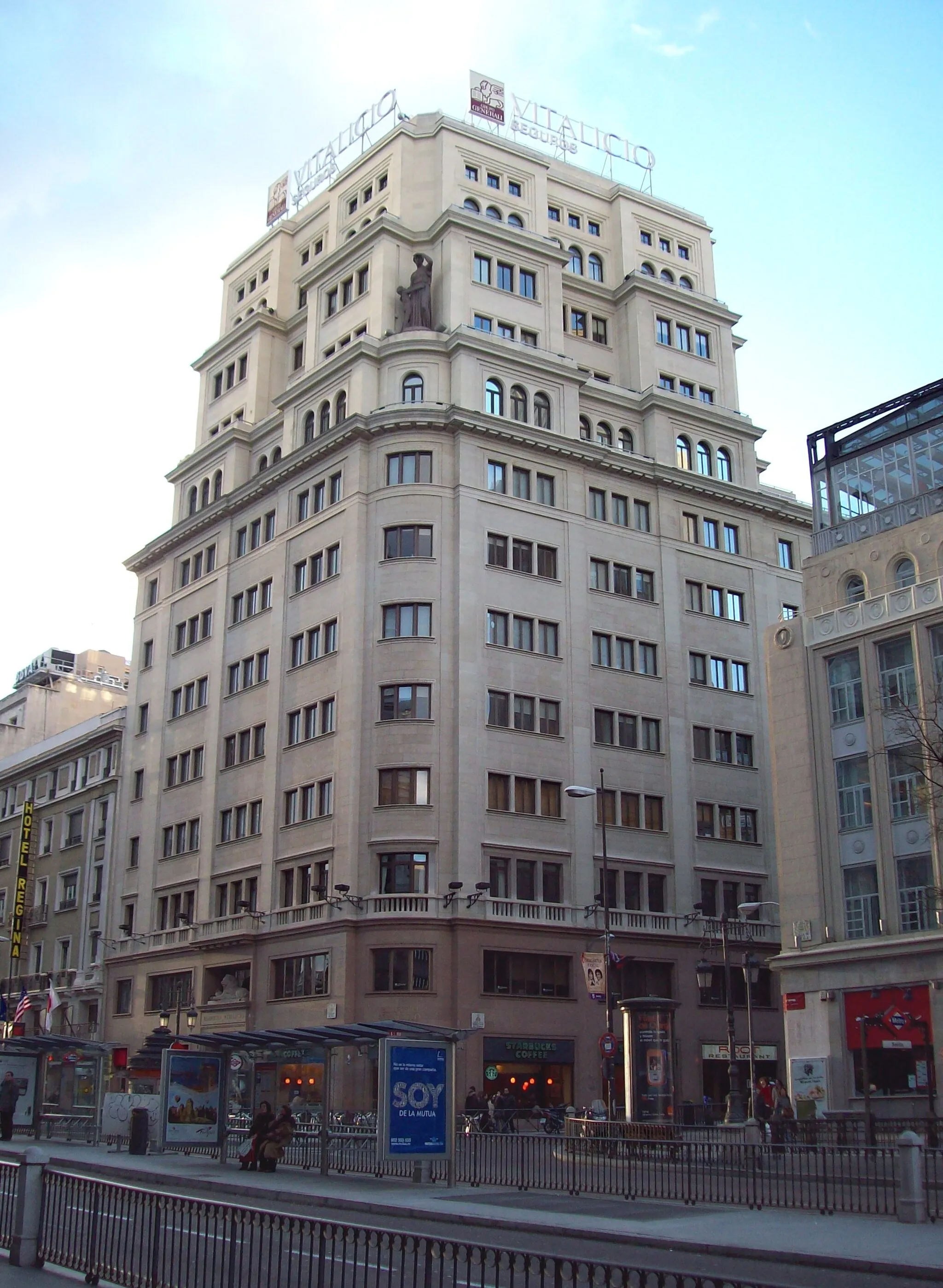 Photo showing: View of Edificio Vitalicio (building) at 21 Calle de Alcalá (street) in Madrid (Spain). Projected in 1932 by Lluís Bonet i Garí and built from 1932 to 1935.