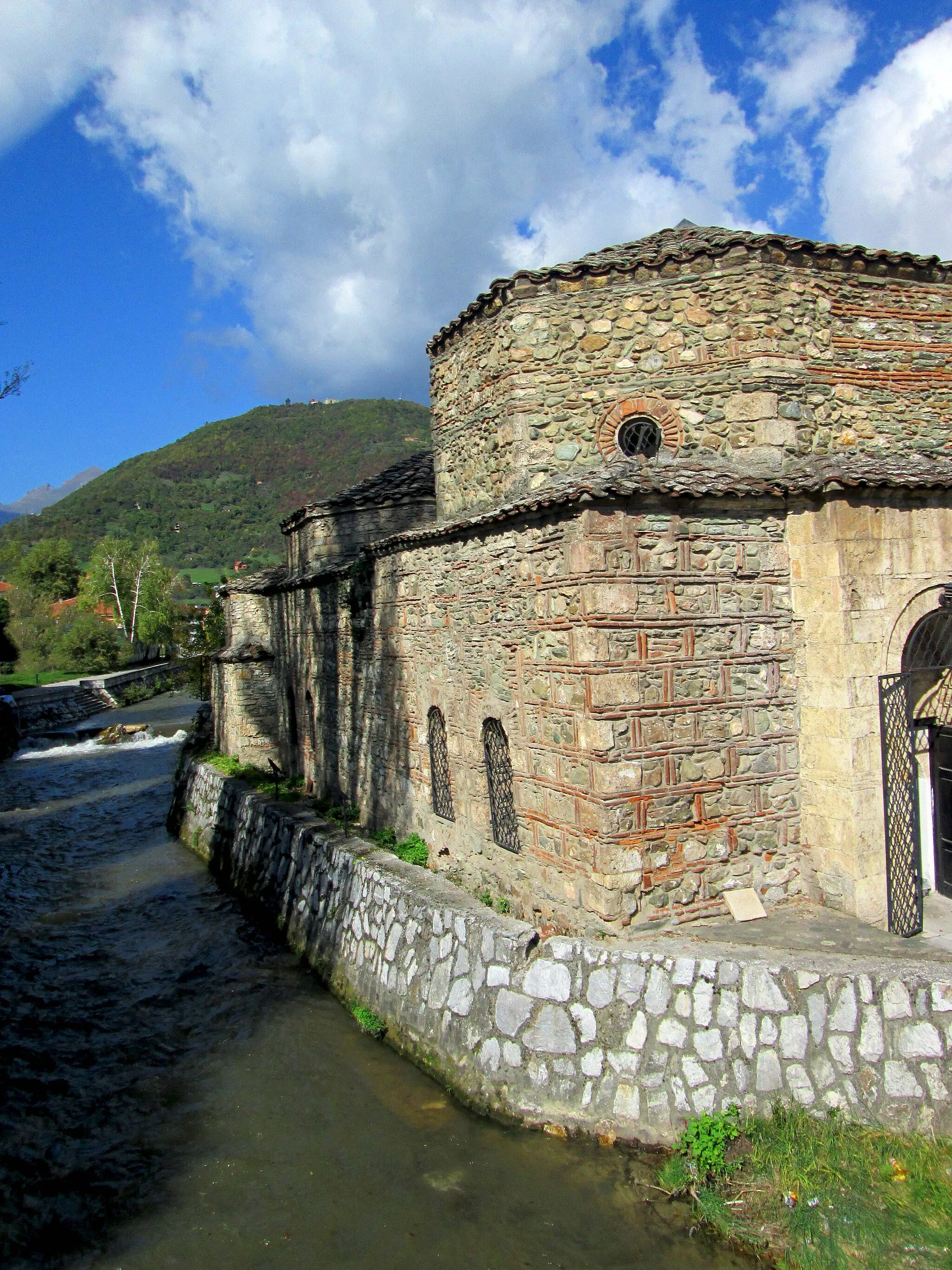 Photo showing: Bey Hamam or Turkish hammam or Turkish bath was built in the 15th century it was public bath and body maintenance purity dense populations of entire 335 m2 until 1962 when it became a space for art exhibitions adapted and renovated into an art gallery in the Tetovo city , so in 1984 to be declared and protected as historical heritage of Macedonia