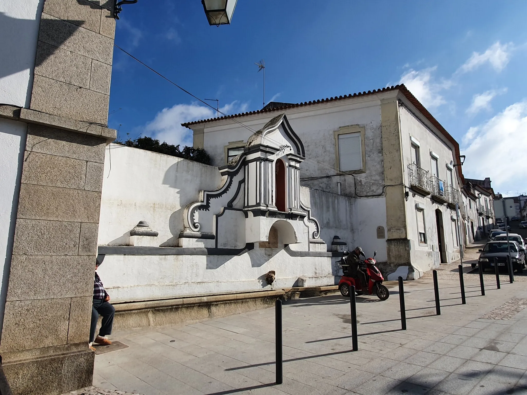 Photo showing: Chafariz do Poço Tapado, fontanário em Montemor-o-Novo, com lápide classificada como monumento nacional. A inscrição na lápide está datada de 1646 e evoca a dedicação do reino a Nossa Senhora da Conceição pelo rei D. João IV segundo Túlio Espanca (1975): AETERNIT SACR / IMMACULATISSIMAE / CONCEPTIONI MARIAE / JOAN IV PORTUGAL REX / VNA CVM GENERAL COMIT IIS / SE ET REGNA SVA / SVB ANNO CENSV TRIBVTA / RIA / PVBLICE VOVIT / ATQVE DEIPARAM IN IMPERII / TVTELAREM ELECTA / A LABE ORIGINALI PRAESER / VATA PERPETVO DEFENSVR / IVRAMENTO FIRMAVIT / VIVERET VT PIETAS LVSITAN / HOC VIVO LAPIDE MEMORIALE / PERENNE / EXARARI IVSSIT / ANN CHRISTI MDCXLVI / IMPERII SVI VI //