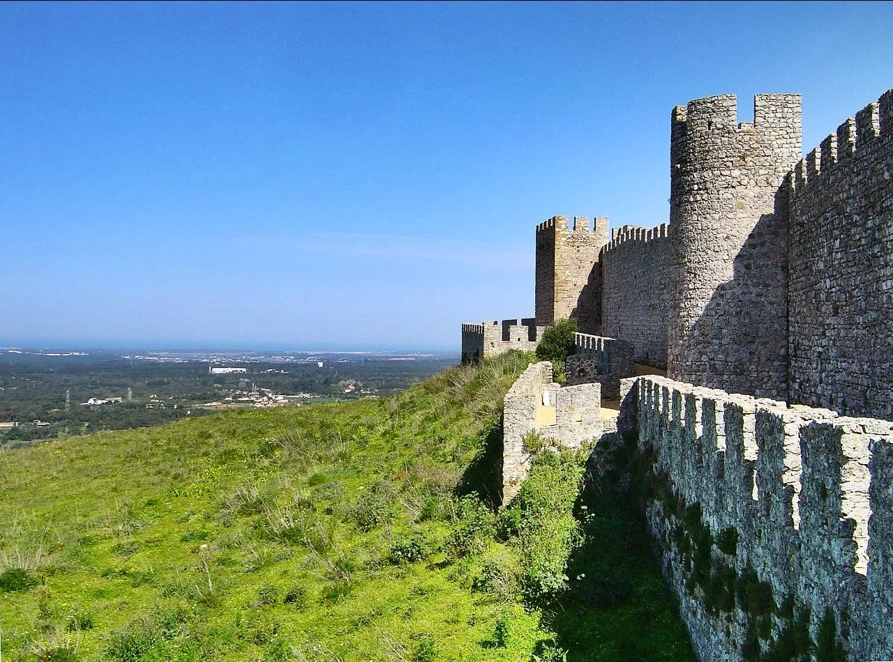 Photo showing: O castelo de Santiago do Cacém entrou definitivamente para a posse portuguesa em 1217, no reinado de D. Afonso II, depois de já ter sido conquistado por D. Afonso Henriques em 1158, e ser de novo conquistado pelos árabes.
Esta região foi habitada, pelo menos desde a ocupação romana da península, a que se seguiram os visigodos e muçulmanos que terão construído a primeira fortificação ou melhorado a existente.  
Este castelo, assim como os de Almada, Palmela e Alcácer do Sal, foram doados à Ordem de Santiago, mas em 1594, durante a dinastia dos Filipes, Santiago do Cacém foi doado aos duques de Aveiro.
Depois da Guerra da Restauração, a importância militar deste castelo foi-se perdendo e as suas estruturas foram-se arruinando. Classificado como Monumento Nacional, já foi intervencionado no sentido do seu restauro, por parte da Direcção-Geral dos Edifícios e Monumentos Nacionais.
Esta fortificação foi construída sobre uma rectangular, conservando ainda nas suas muralhas vestígios da construção muçulmana, tem dez torres de que se destaca a Torre de Menagem. www.guiadacidade.pt/portugal/?G=monumentos.ver&artid=...

See where this picture was taken. [?]