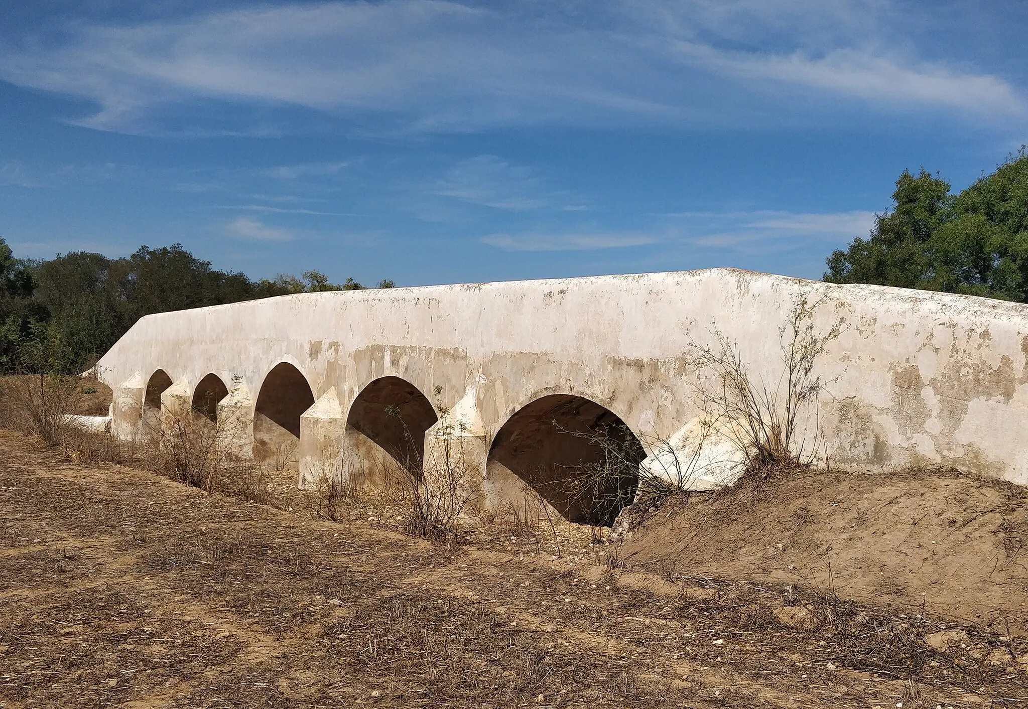 Photo showing: In Portuguese, Ponte Medieval de Alvalade, this bridge is believed to date from Roman times.