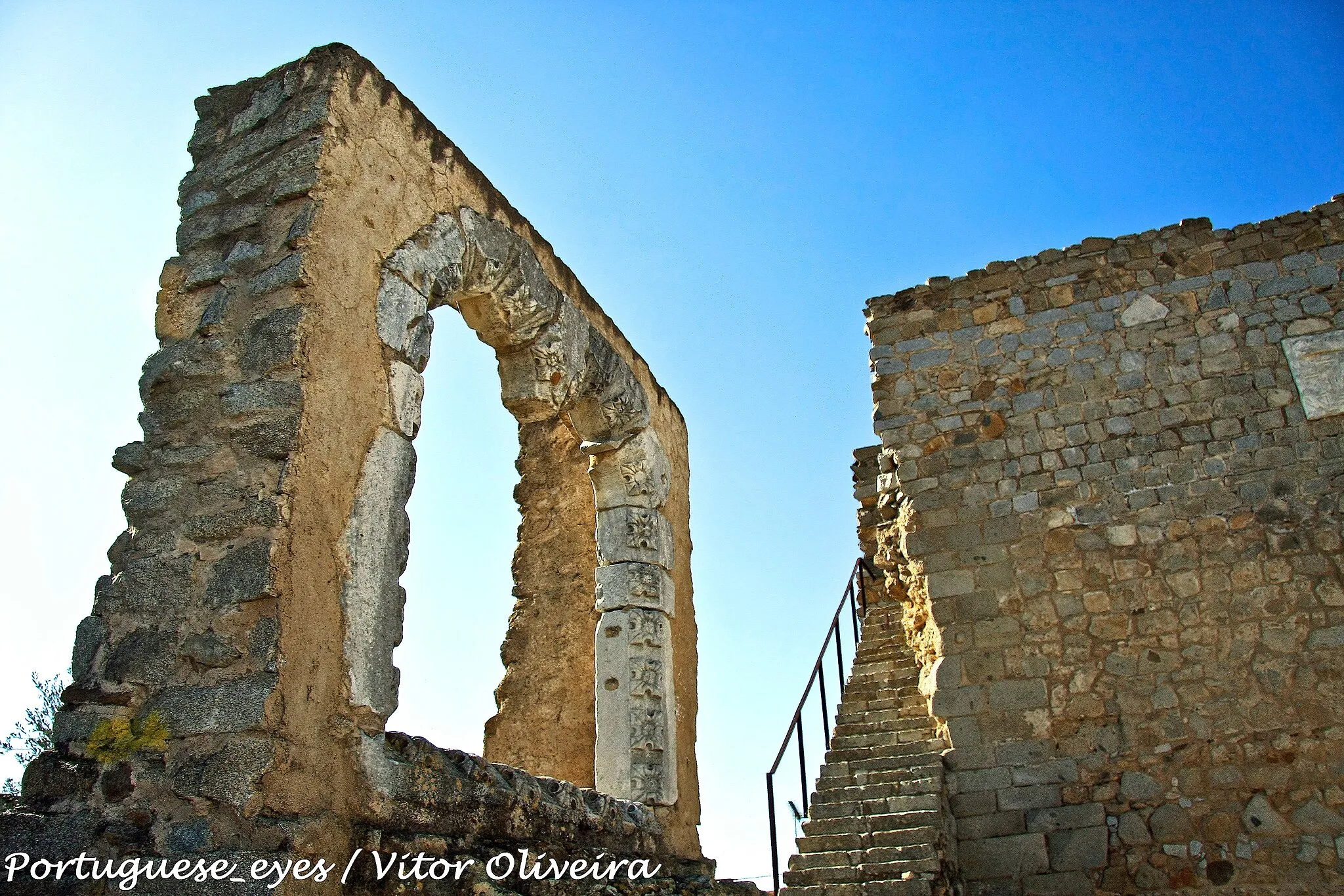 Photo showing: O Castelo da Vidigueira, também conhecido como Paço dos Gamas, no Baixo Alentejo, localiza-se na vila, Freguesia e Concelho de mesmo nome, Distrito de Beja, em Portugal.
Integrante da Linha do Guadiana no século XIII, o castelo, do qual nos restam as ruínas da torre de menagem, terá sido adaptado a residência dos condes da Vidigueira.
Alguns autores consideram que a primitiva origem da povoação remonta a uma antiga fortificação romana, posteriormente ocupada à época da Invasão muçulmana da Península Ibérica.
À época da Reconquista cristã da península Ibérica, a povoação foi conquistada por forças portuguesas, sob o reinado de D. Sancho II (1223-1248), em 1235. Entretanto, a primeira referência documental sobre a Vidigueira data de 1255, momento em que, sendo fundado o Mosteiro de São Cucufate, foi instituída a respectiva paróquia, bem como fixados os seus limites, fazendo-se nessa escritura menção desta povoação.
Como parte da estratégia de repovoamento da região fronteiriça do rio Guadiana promovida por D. Afonso III (1248-1279), a povoação e seus domínios foram doados a Mestre Tomé, tesoureiro da Sé de Braga, que terá feito erguer o castelo, assim como a antiga matriz, a Igreja de Santa Clara.
De 1304 a 1315, segundo documenta a escritura então lavrada, o domínio da vila da Vidigueira voltou para a Coroa, na pessoa do rei D. Dinis.
No contexto da crise de 1383-1385, D. João I (1385-1433) incluiu-a nos vastos domínios então doados ao contestável D. Nuno Álvares Pereira (1385). Passando por herança para a sua filha, D. Beatriz Pereira Alvim, quando do matrimónio desta com D. Afonso I de Bragança, 8º conde de Barcelos e 1º duque de Bragança, o termo de Vidigueira e seu castelo passaram a integrar os domínios da poderosa Casa de Bragança. D. Fernando, 2º duque de Bragança, terá sido o responsável pela construção da actual torre de menagem, na primeira metade do século XV. Com o confisco dos bens da Casa de Bragança (1483), os seus domínios reverteram para a Coroa.
Sob o reinado de D. Manuel I (1495-1521), o processo contra os Braganças foi anulado (1500), tendo o soberano outorgado foral à vila (1512). Poucos anos mais tarde, por carta passada em Évora, em 1519, o soberano concedeu a D. Vasco da Gama, Almirante da Índia, em recompensa por serviços prestados, o título de conde da Vidiqueira, com todas as honras, graças e privilégios que tinham os condes do reino. Em 7 de Novembro de 1519 o Gama assinou um contrato de "promutaçam vemda e escaybo e Renuciaçam" com o duque de Bragança, mudando-se do Paço de Évora para o Paço da Vidigueira, palácio anexo à fortificação.
As ruínas da Torre de Menagem, também conhecida como Atalaia das Vidigueiras, integrante do antigo Paço dos Gamas encontram-se classificadas como Imóvel de Interesse Público por Decreto publicado em 3 de Junho de 1970.
Embora não hajam maiores informações disponíveis acerca do castelo, chegaram-nos as ruínas da sua robusta Torre de Menagem, de planta quadrada, com estrutura maciça em aparelho regular. Bastante alterada por sucessivas intervenções ao longo dos séculos, os vestígios do paramento da muralha foram transformados em escadaria de acesso. Encontra-se actualmente sem cobertura, e não é possível identificar se chegou a possuir coroamento por merlões. Em um dos alçados figura uma pedra de armas, de colocação mais recente, com as armas dos condes da Vidigueira.
Do antigo paço, nada resta, com a possível excepção de uma janela geminada, no estilo manuelino.
Na Torre do Relógio da povoação conserva-se a memória do navegador Vasco da Gama, uma vez que o sino, com as armas dos Gamas, foi oferecido à vila pelo conde da Vidigueira. castelosdeportugal.com.sapo.pt/castelos/vidigueira.htm

See where this picture was taken. [?]