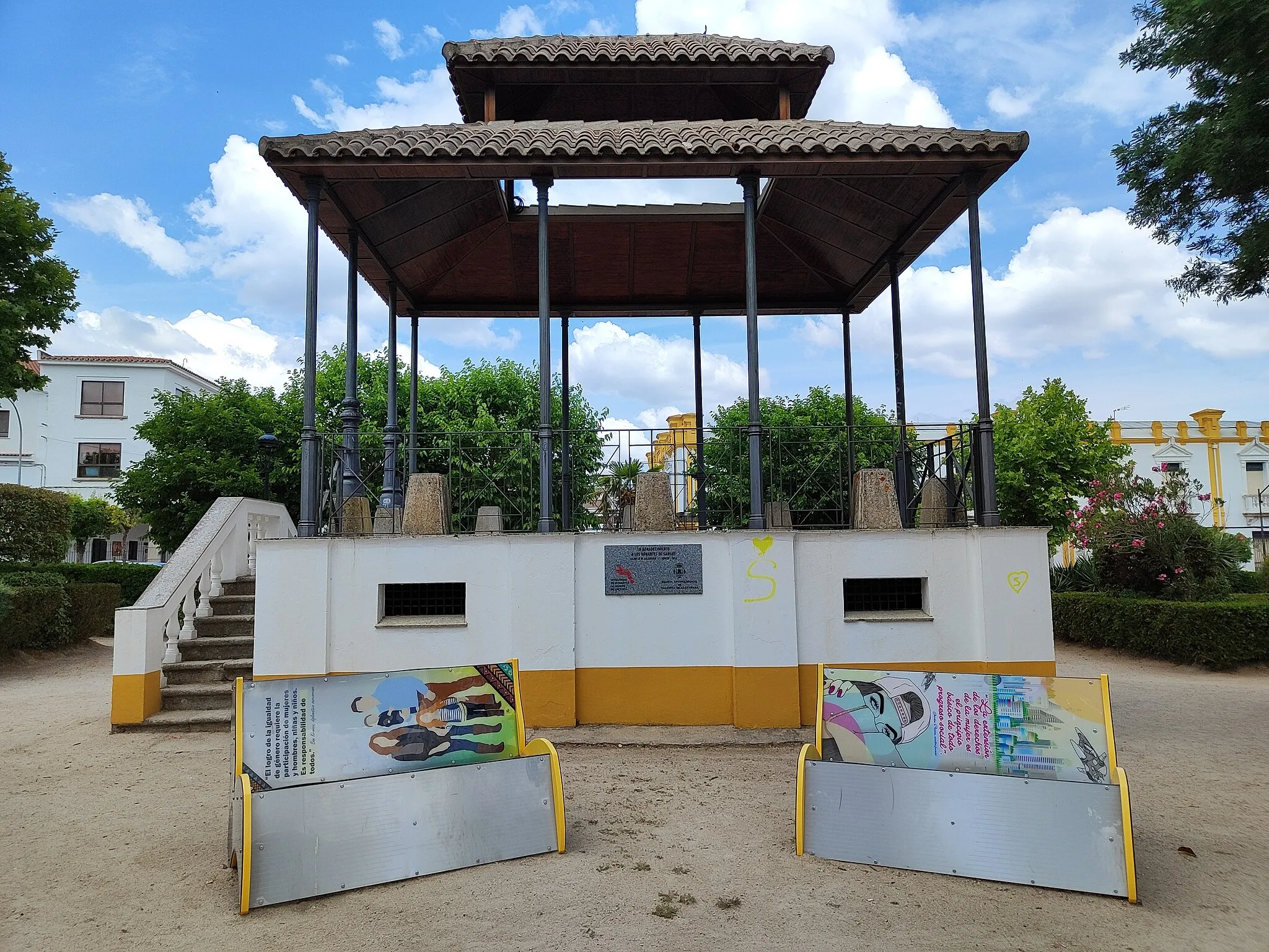 Photo showing: Parque de España, Kiosko y bancos con citas célebres a favor de la igualdad entre mujeres y hombres-