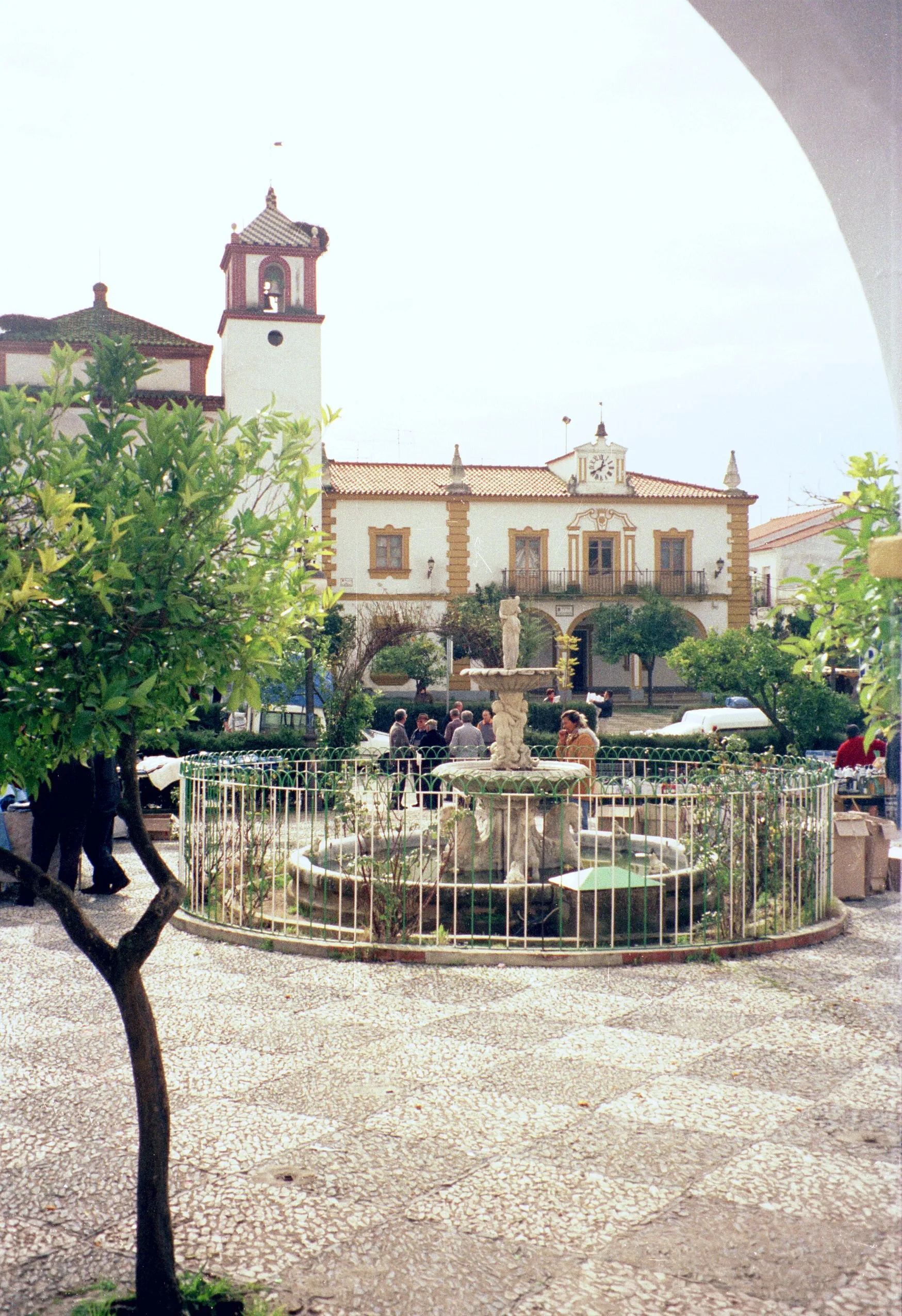 Photo showing: Rosal de la Frontera, town square, church and town hall