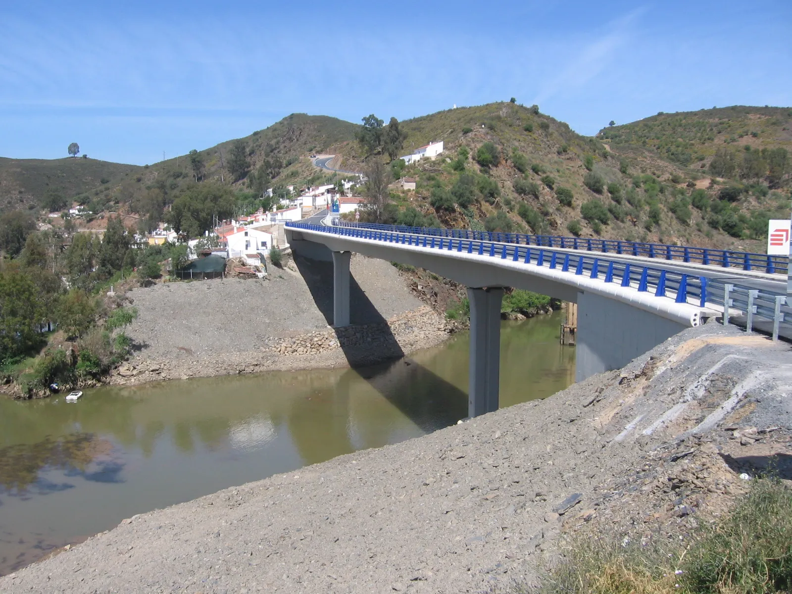 Photo showing: El Puente Internacional del Bajo Guadiana, construido sobre el río Chanza, con una longitud aproximada de 150 metros. Se construyó para salvar el río, uniendo los países de España y Portugal.
