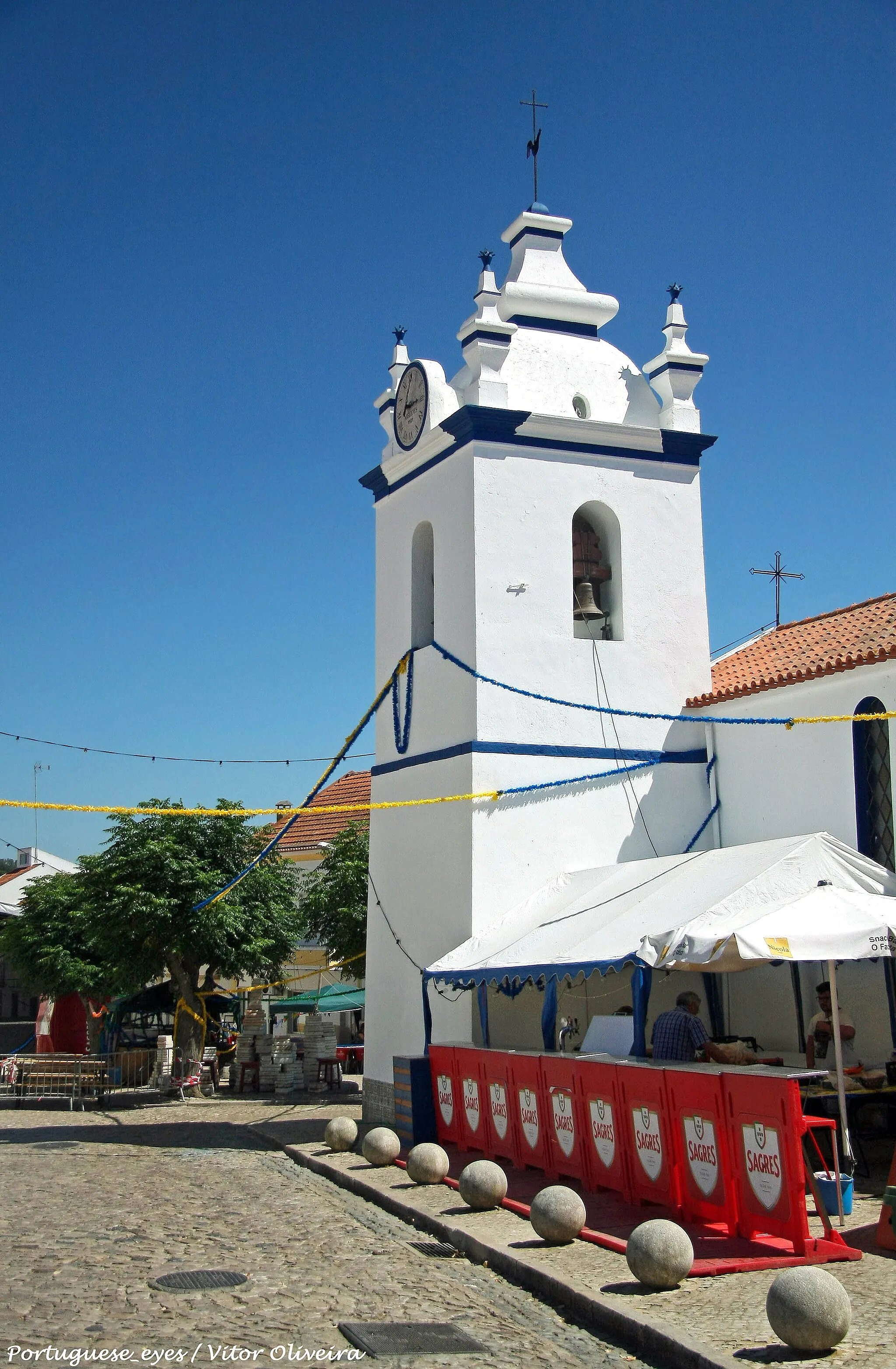 Photo showing: Edifício térreo, com cobertura de duas águas e campanário saliente rematado por cinco cornijas, quatro janelas sineiras, três sinos, e um relógio com dois mostradores em mármore (um na fachada principal e outro na fachada lateral direita). Na fachada principal podem observar-se uma porta rectangular em madeira, um rodapé em azulejos, uma janela (com três frestas) e um cruzeiro em pedra incrustado na torre sineira.
De planta longitudinal, a Igreja é composta por um vestíbulo (localizado sob o coro) com três portas e duas salas laterais, a do lado direito dá acesso à torre sineira. No seu interior podem ver-se: um coro alto (com escada), uma capela lateral à esquerda, uma porta que dá acesso à antiga capela mortuária e um transepto saliente (que do lado direito serve de baptistério).
A cabeceira, retangular, tem em primeiro plano o altar-mor, e na retaguarda duas salas. No ângulo direito do altar-mor existe uma pedra sepulcral com o nome de Maria Felizarda da Costa e Silva (falecida em 2 de Fevereiro de 1833) e no lado esquerdo há uma porta que dá acesso à sacristia, que tem um lavabo antigo, em pedra, com o hábito da Ordem de Santiago.
Síntese de intervenções:

Objeto de intervenções pontuais, em especial devido a estragos sísmicos, esta Igreja sofreu a maior remodelação na década de 60, que alterou profundamente a sua antiga fisionomia. www.cm-grandola.pt/pages/666?poi_id=300