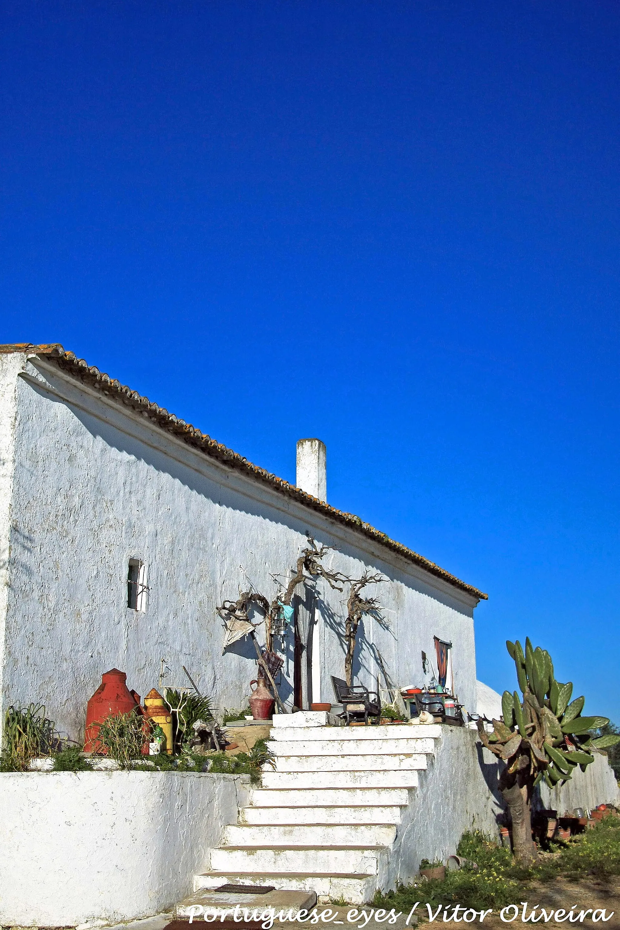 Photo showing: Do cimo de uma colina sobranceira à vila da Vidigueira, a Ermida viu o seu terreiro tornar-se um miradouro, de onde se pode desfrutar da vista privilegiada. Por essa razão, é um local ideal para festas populares, com arraial e diversões várias. www.cm-vidigueira.pt/conhecer/ermidas

See where this picture was taken. [?]