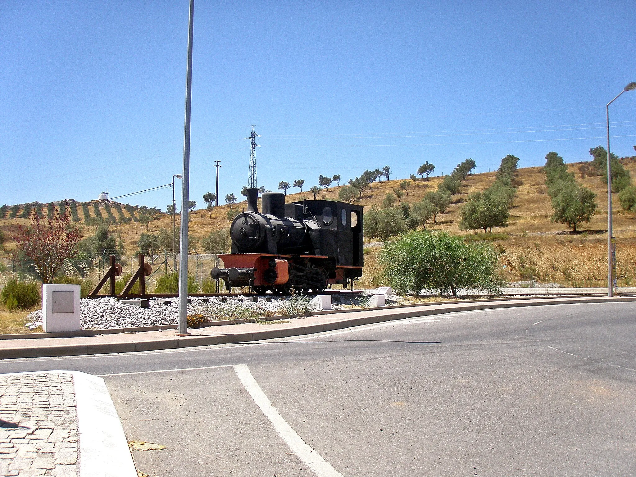 Photo showing: Antigua locomotora de vapor de vía estrecha, que se utilizó en la exploración de las Minas de Aljustrel, en Alentejo, Portugal. Se colocó junto a la ruta EN 2, a la entrada del pueblo.