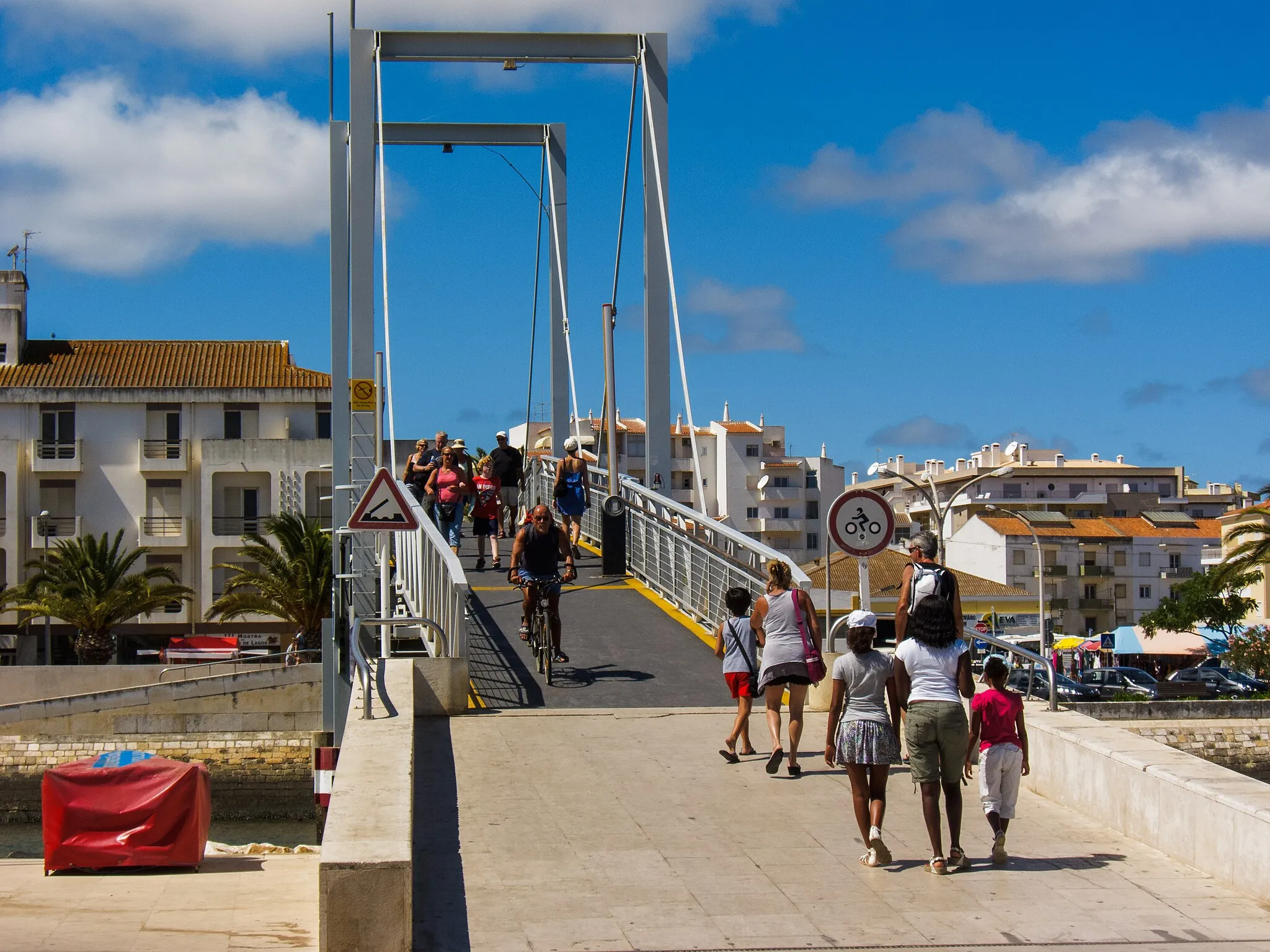 Photo showing: Footbridge across the River Bensafrim in the Porto da Lagos. Lagos. Algarve, Portugal.