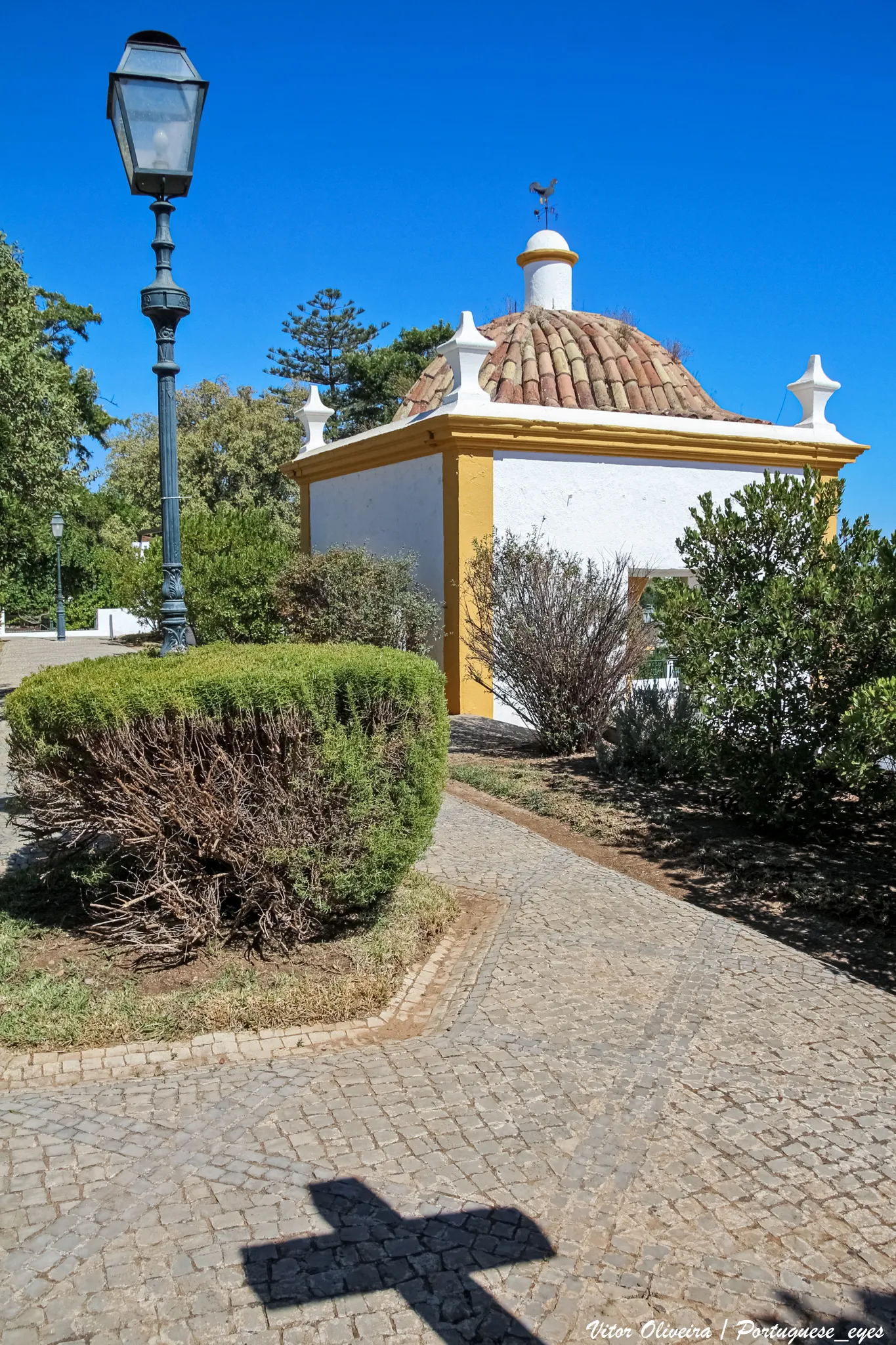 Photo showing: ardim da Verbena é um jardim situado na freguesia de São Brás de Alportel, distrito de Faro, Portugal.
Situado na zona velha da vila de São Brás de Alportel, junto às antigas piscinas municipais, o Jardim da Verbena - pertencente ao antigo Paço Episcopal, residência de veraneio dos bispos do Algarve - possui uma monumental fonte do século XVIII com oito bicas.
O fontanário é coberto por um zimbório. Neste jardim é ainda possível encontrar um coreto.

pt.wikipedia.org/wiki/Jardim_da_Verbena