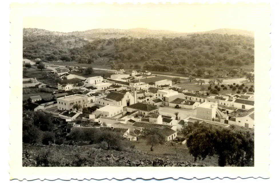 Photo showing: From the Freguesia web-site, an old photo of Santa Catarina da Fonte do Bispo