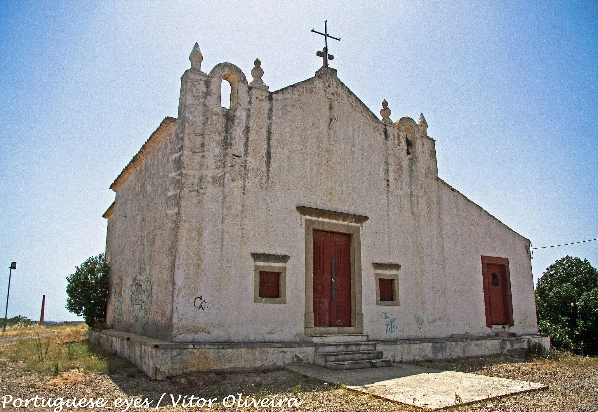 Photo showing: Magnífico exemplo da arquitectura religiosa barroca. Planta longitudinal de nave única, com cobertura em falsa abóbada. A capela-mor tem cúpula hexagonal, enquadra retábulo de transição do estilo nacional para o joanino, com tribuna central ladeada por painéis. Diz a tradição oral que existia na sacristia uma fonte milagrosa e, quem bebesse daquela água, ficaria curado. Esta ermida esteve ligada ao culto da fertillidade e quando uma criança nascesse, agradecia-se à nossa Senhora do Pilar. radix.cultalg.pt/visualizar.html?id=3339

See where this picture was taken. [?]