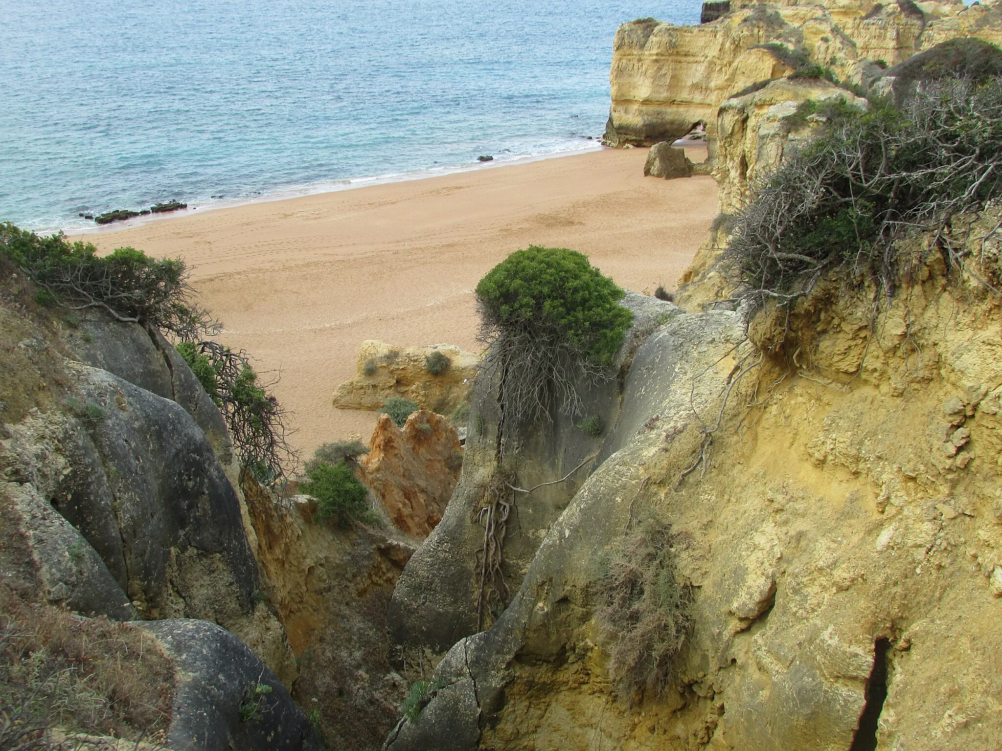 Photo showing: A view of Praia da Maré das Porcas from the cliff tops at the rear of the beach. This beach is in the neighbourhood of Sesmarias west of the city of Albufeira, Algarve, Portugal.