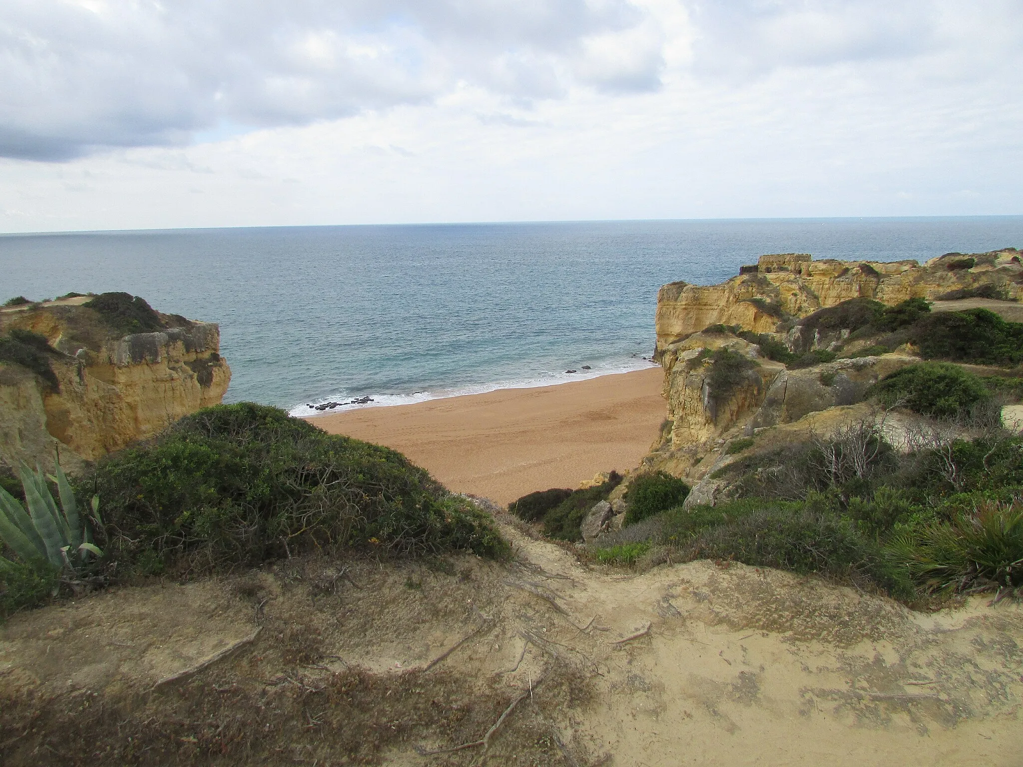 Photo showing: A view of Praia da Maré das Porcas from the cliff tops at the rear of the beach. This beach is in the neighbourhood of Sesmarias west of the city of Albufeira, Algarve, Portugal.
