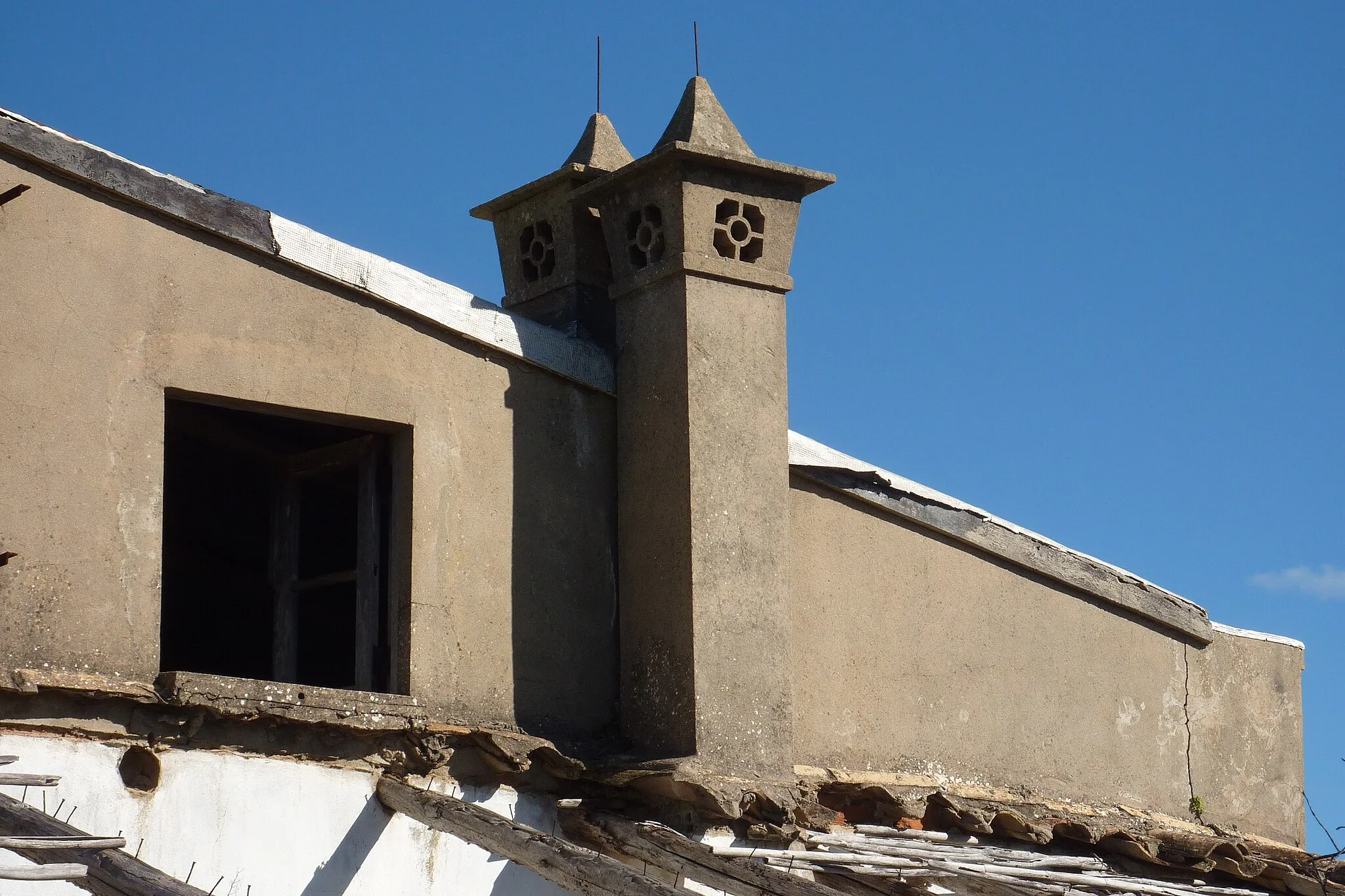 Photo showing: Benafim - chimneys