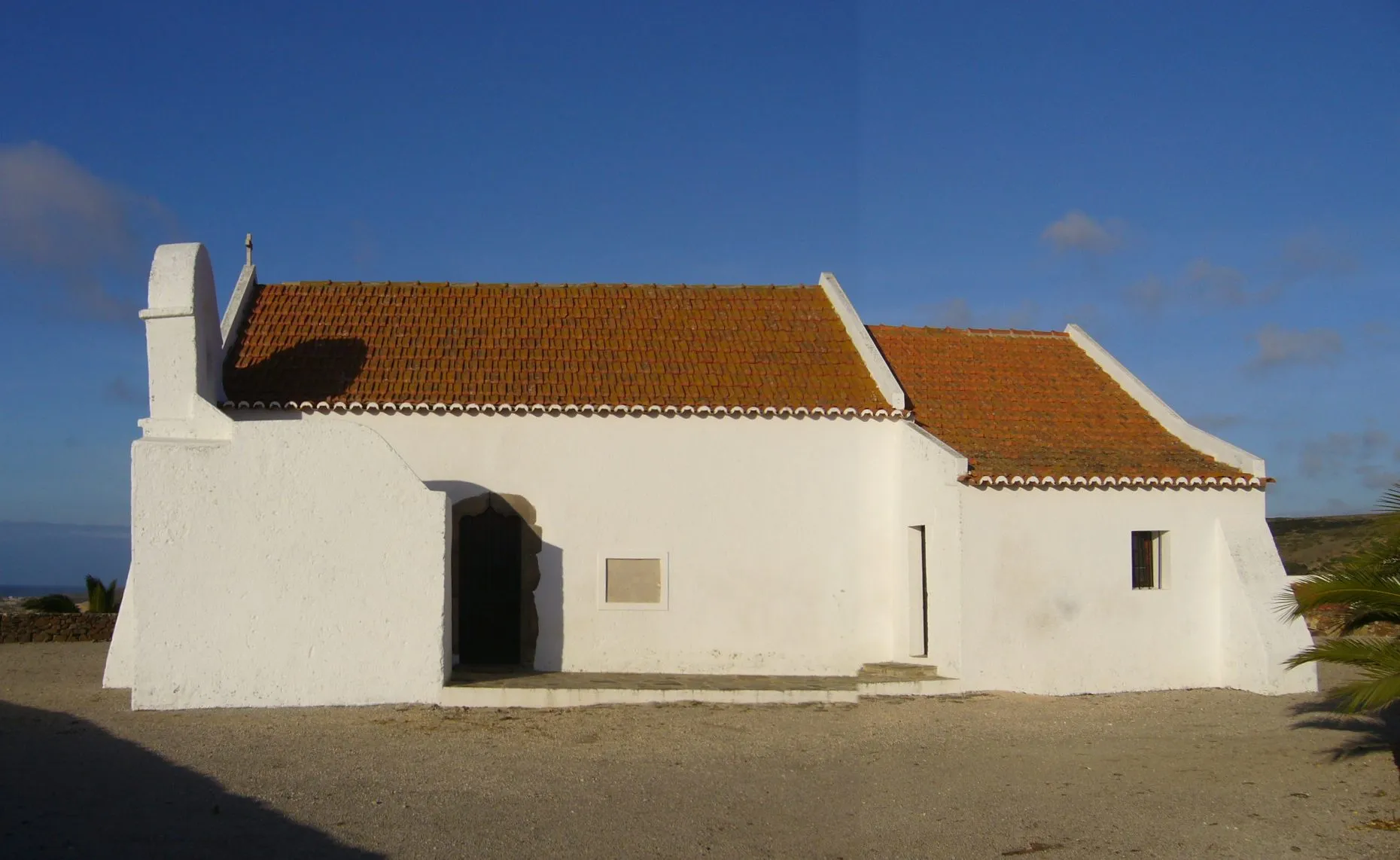 Photo showing: The church in Carrapateira, Bordeira, Aljezur. The municipal website says it is dedicated to Nossa Senhora da Conceição (Our Lady of Conception) but the diocesan website gives no patron.