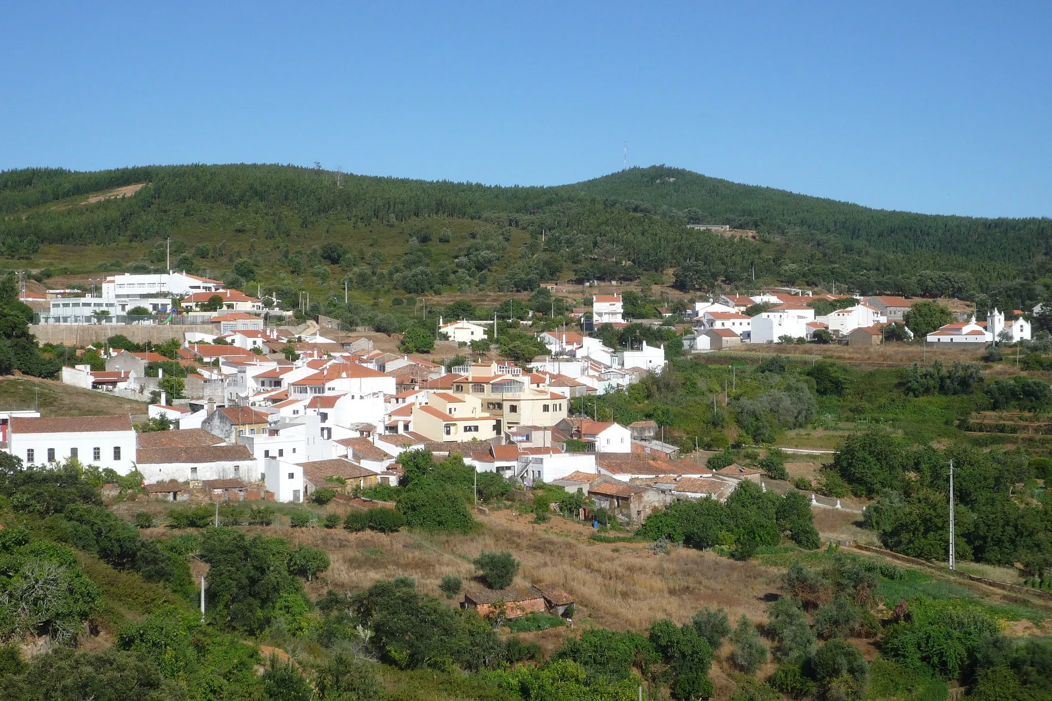 Photo showing: A general view of Marmelete, Monchique, Algarve seen from Rua d'Aljezur looking southeast.