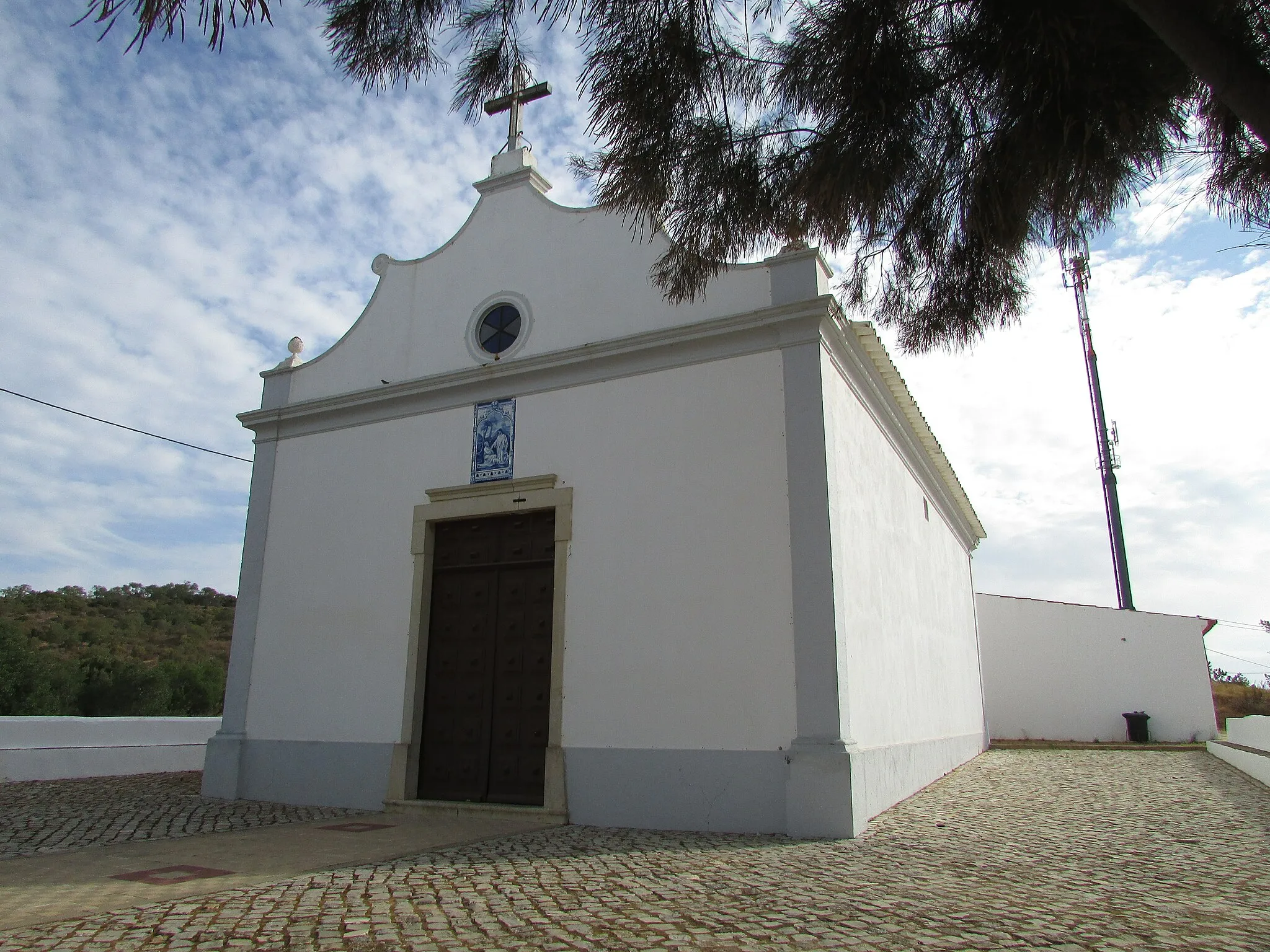 Photo showing: The Igreja Matriz de Tunes (Main church of Tunes) is  located on the Rua da Igreja within the village of Tunes. The village is in the municipality of silves, Algarve,Portugal.