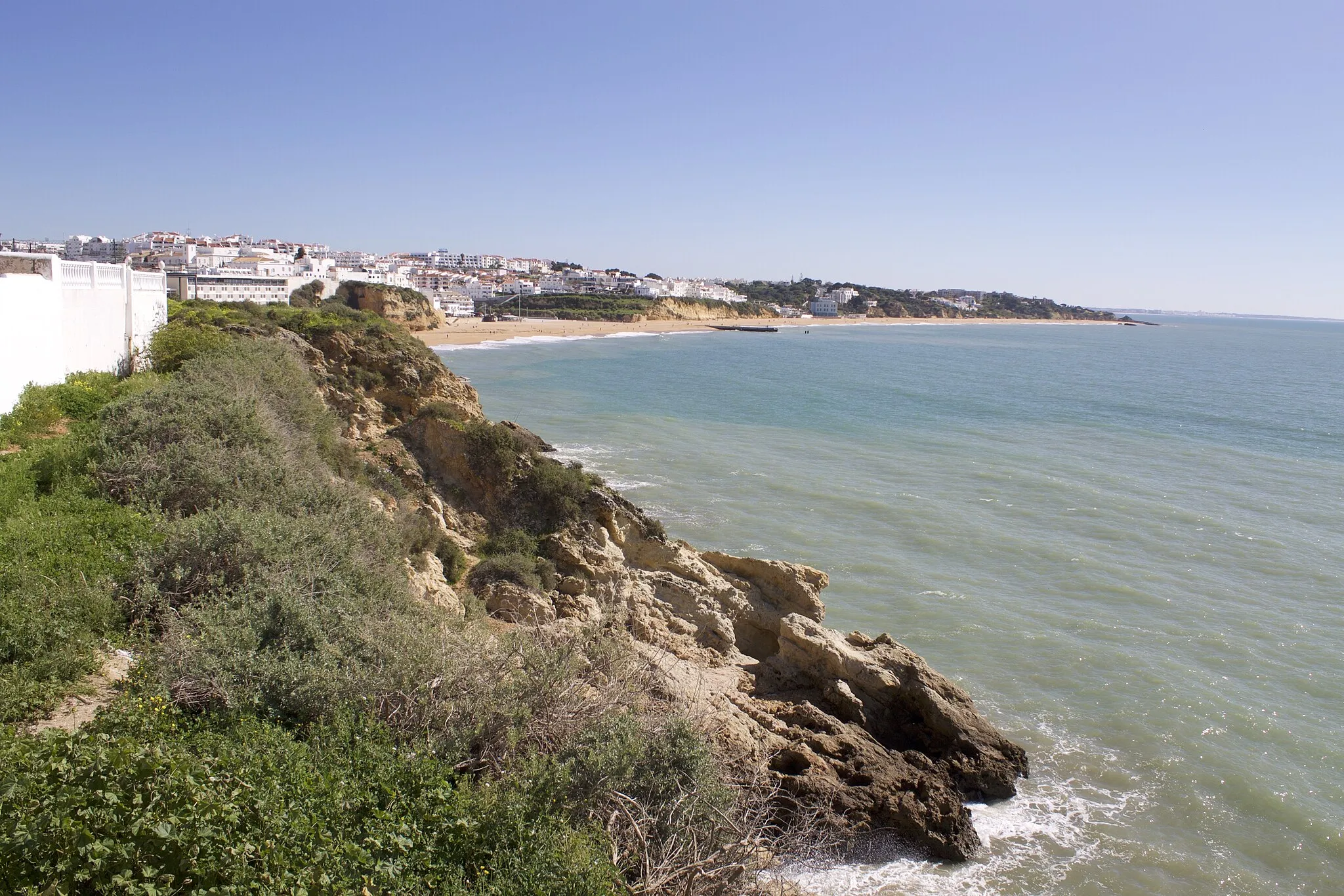 Photo showing: View from the Esplanada Doutor Frutuoso da Silva of the Albufeira coastline.