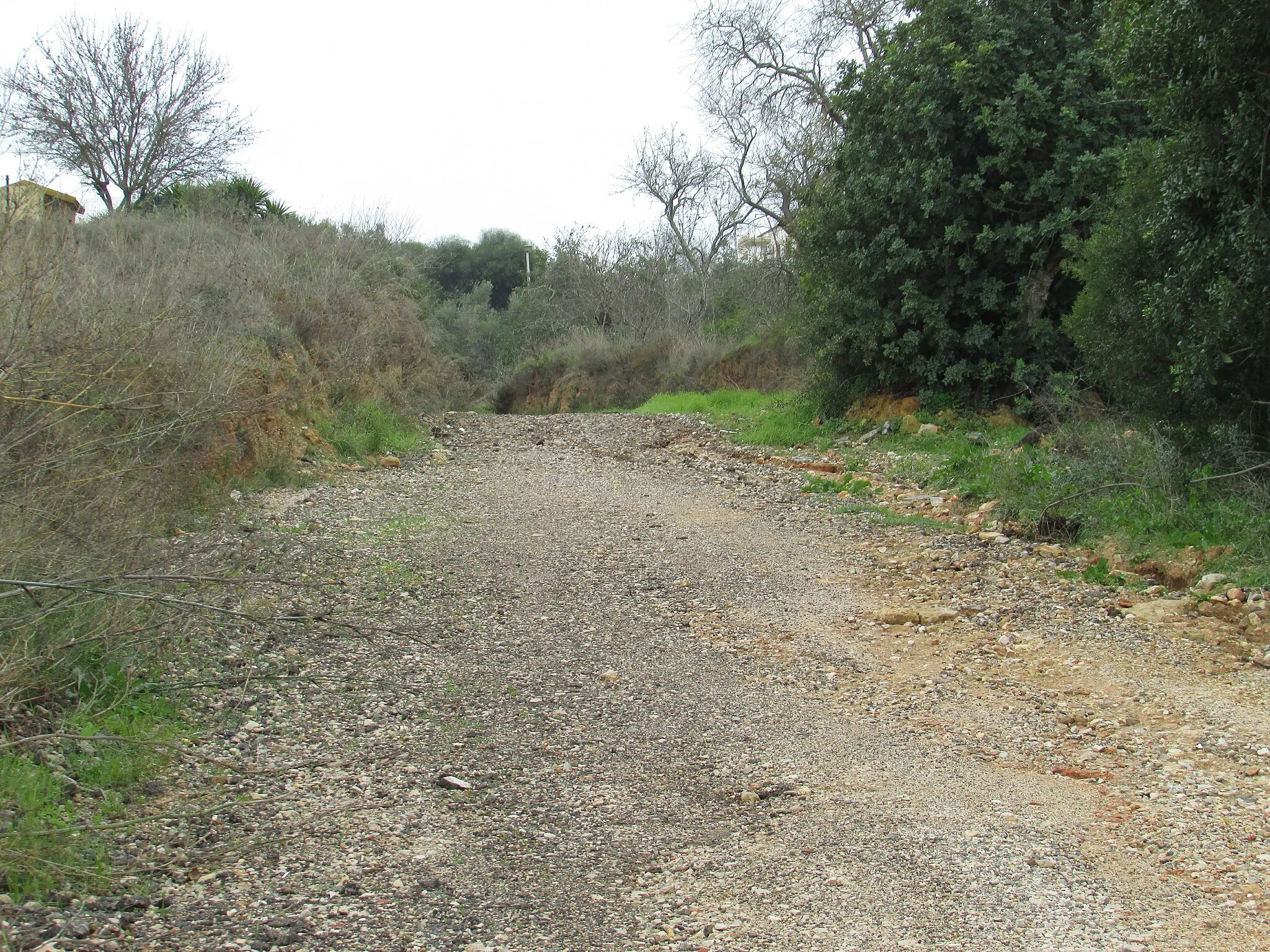 Photo showing: The unpaved section of the Caminho Quinta da Bolota in the city of Albufeira, Algarve, Portugal.