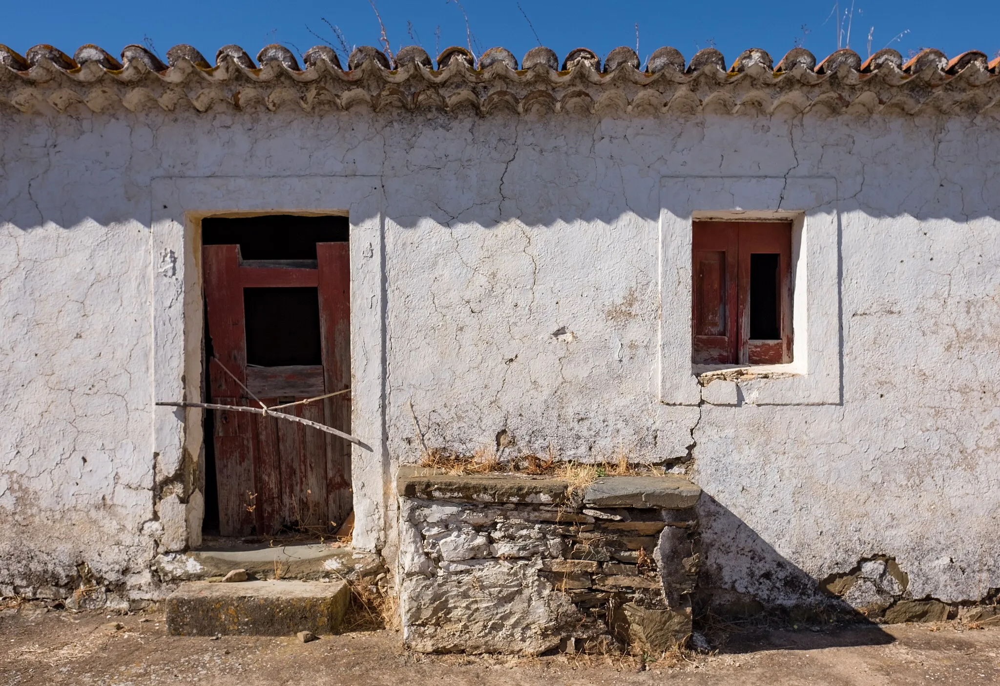 Photo showing: Derelict house along the Via Algarviana footpath, Malfrades, Vaqueiros, Portugal (PPL3-Altered)