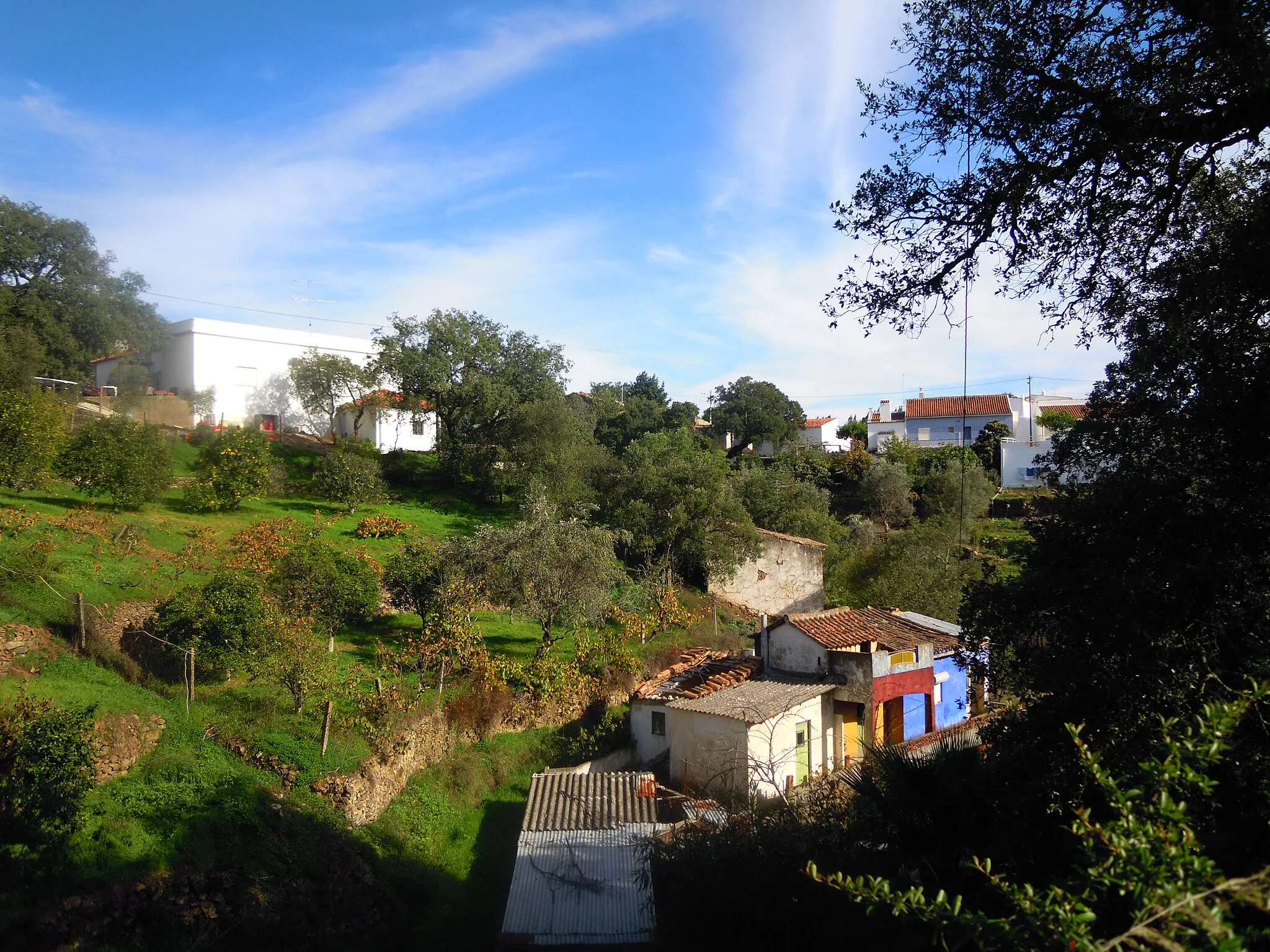 Photo showing: Buildings and gardens within the village of Montes Novos, Loulé, Algarve, Portugal.