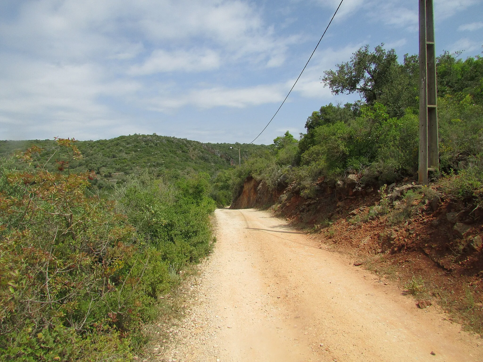 Photo showing: A footpath and unpaved road located in the valley of the Benémola river near Querenca, Loulé, Algarve, Portugal.