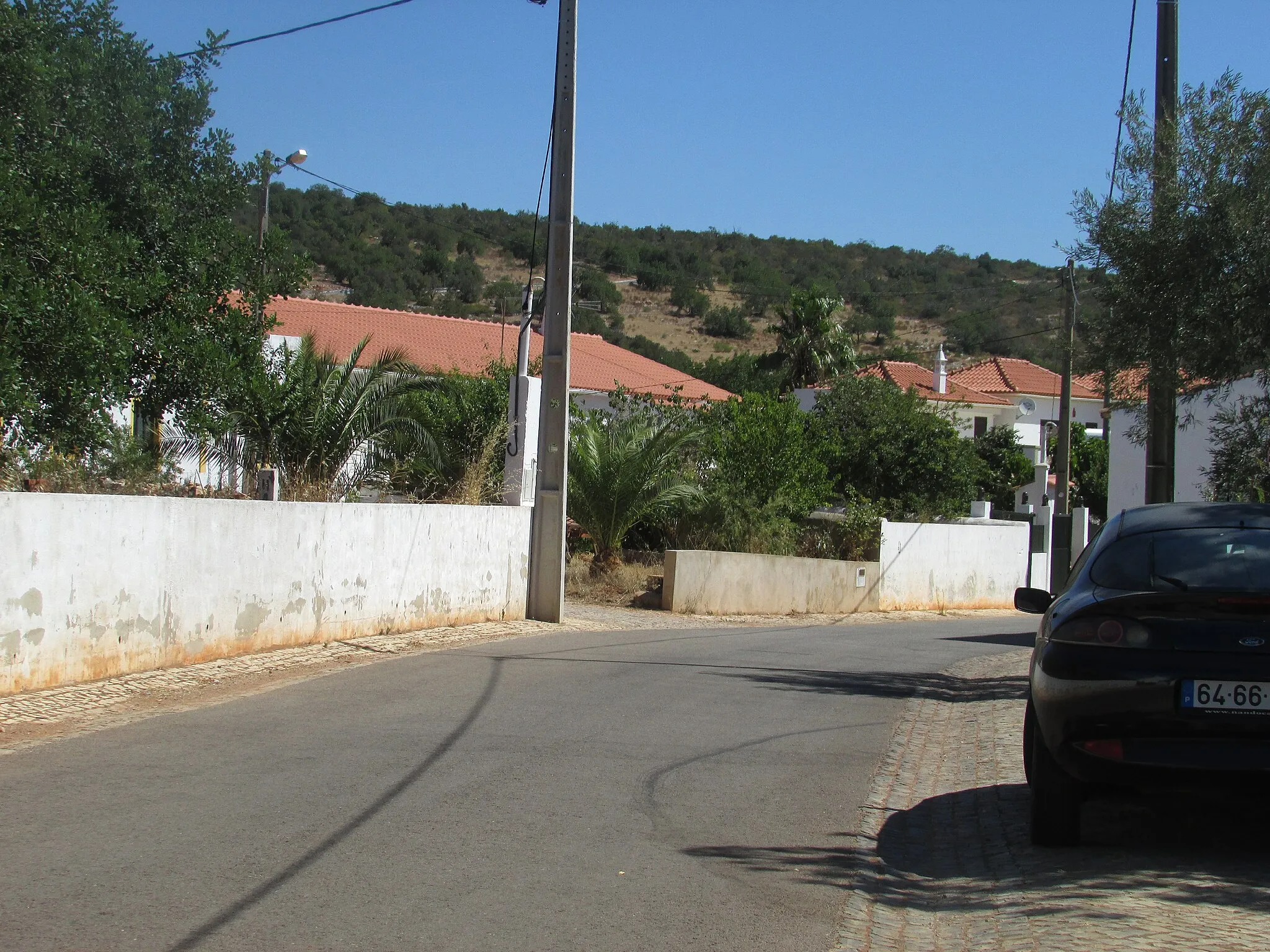 Photo showing: Looking along the Rua de Monte Brito in the neighbourhood Monte Brito to the south of the village of Alte, Algarve, Portugal.