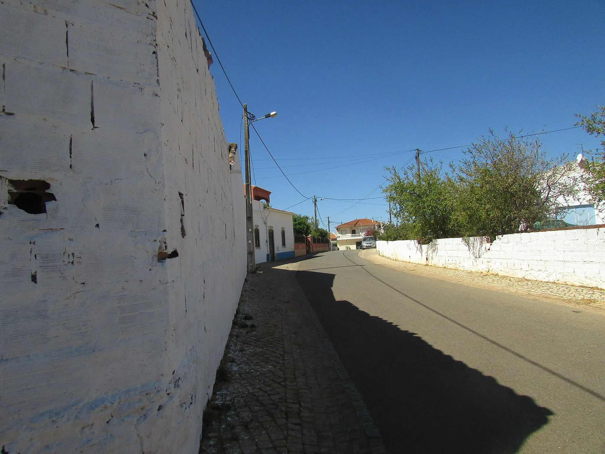 Photo showing: Looking along the Rua de Monte Brito in the neighbourhood Monte Brito to the south of the village of Alte, Algarve, Portugal.